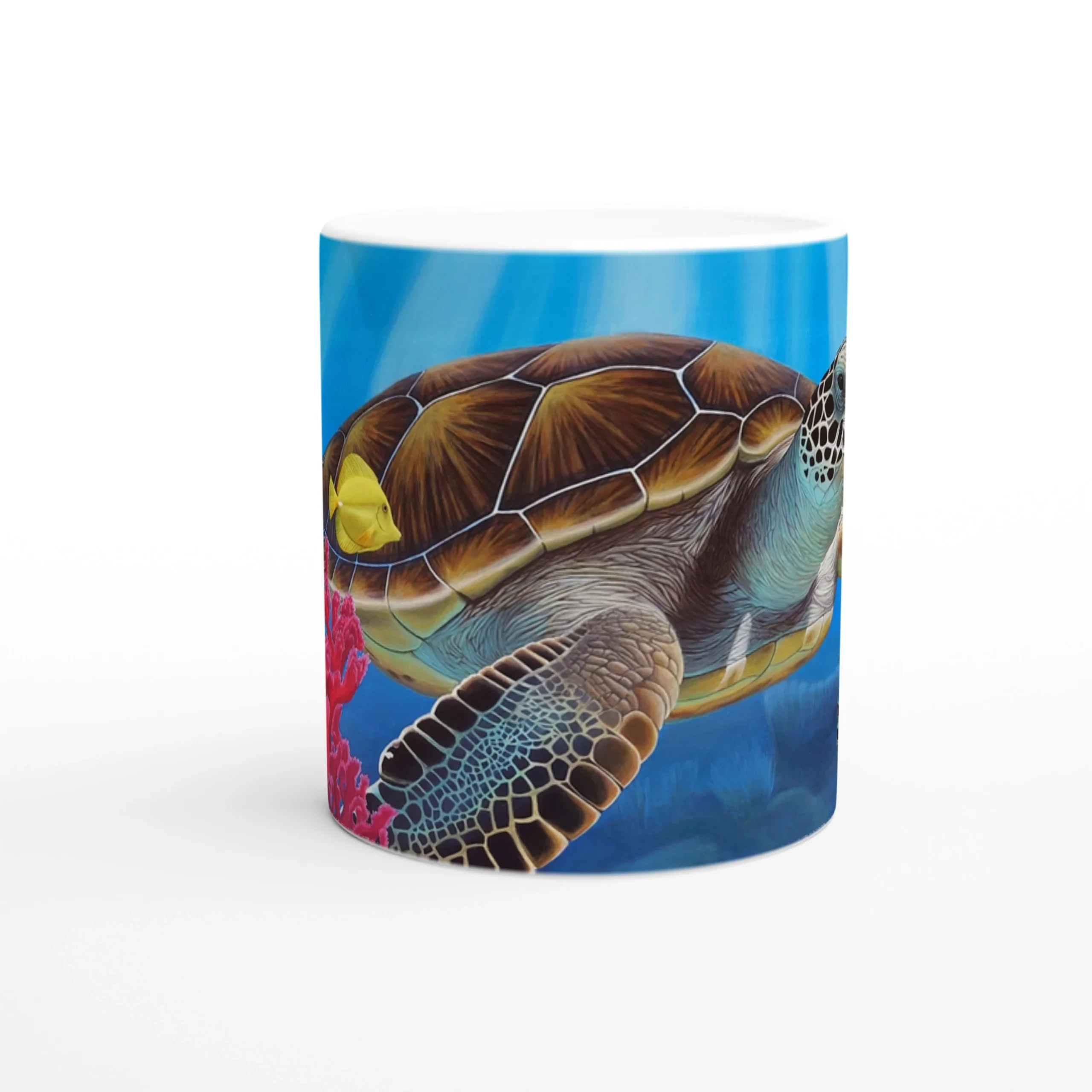Mug avec une tortue de mer et des poissons tropicaux, vue de face sous un angle créatif sur fond blanc, pour une touche marine élégante.