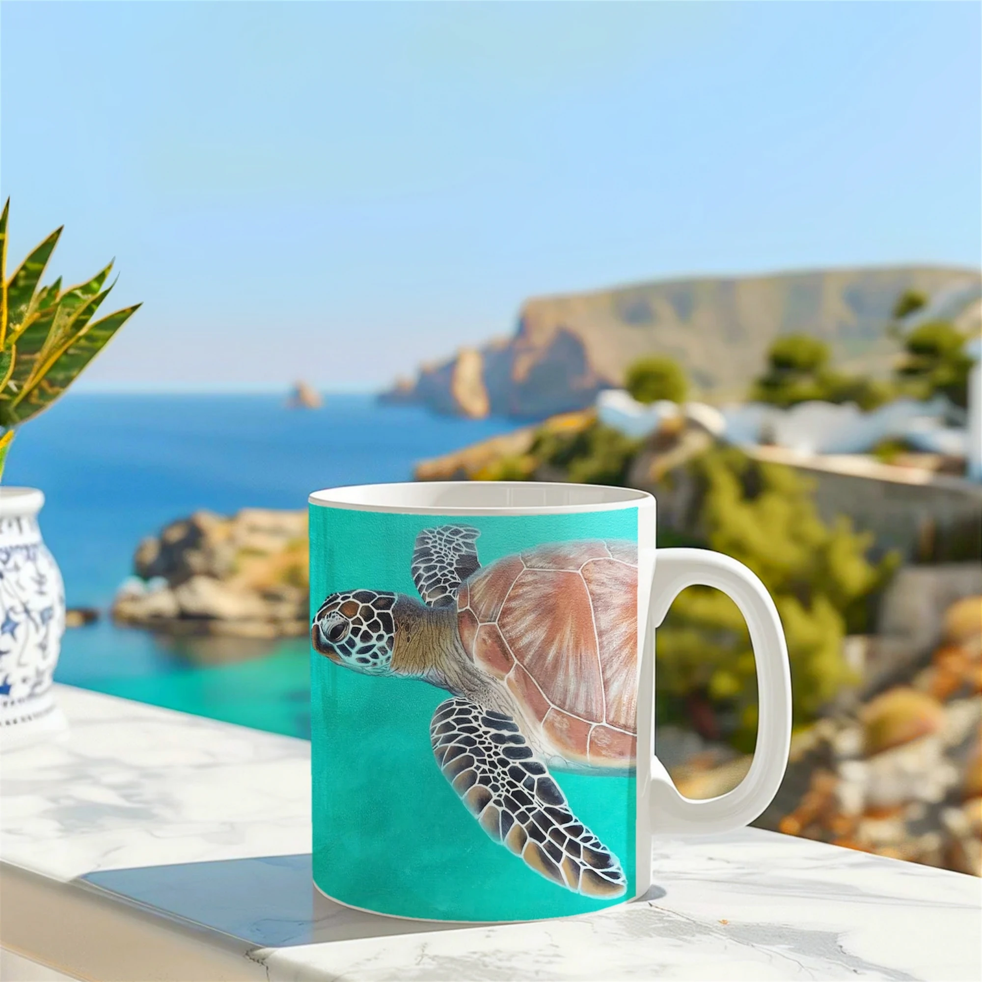 Mug décoratif avec une tortue de mer Chelonia, posé sur un muret face à l’océan, pour une ambiance marine apaisante.