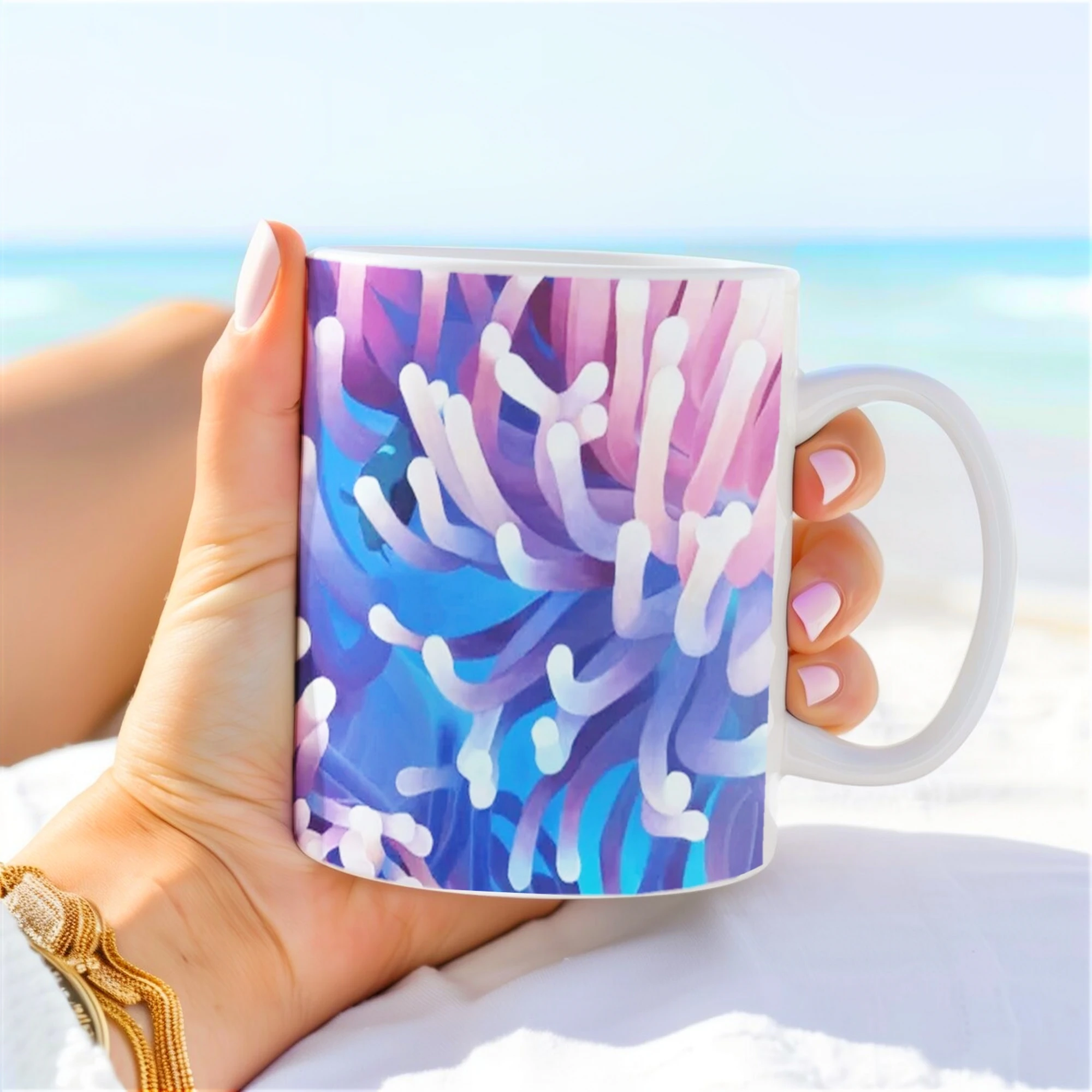Mug en céramique avec anémones de mer bleues, violettes et poisson, tenu dans une main, design marin vibrant.