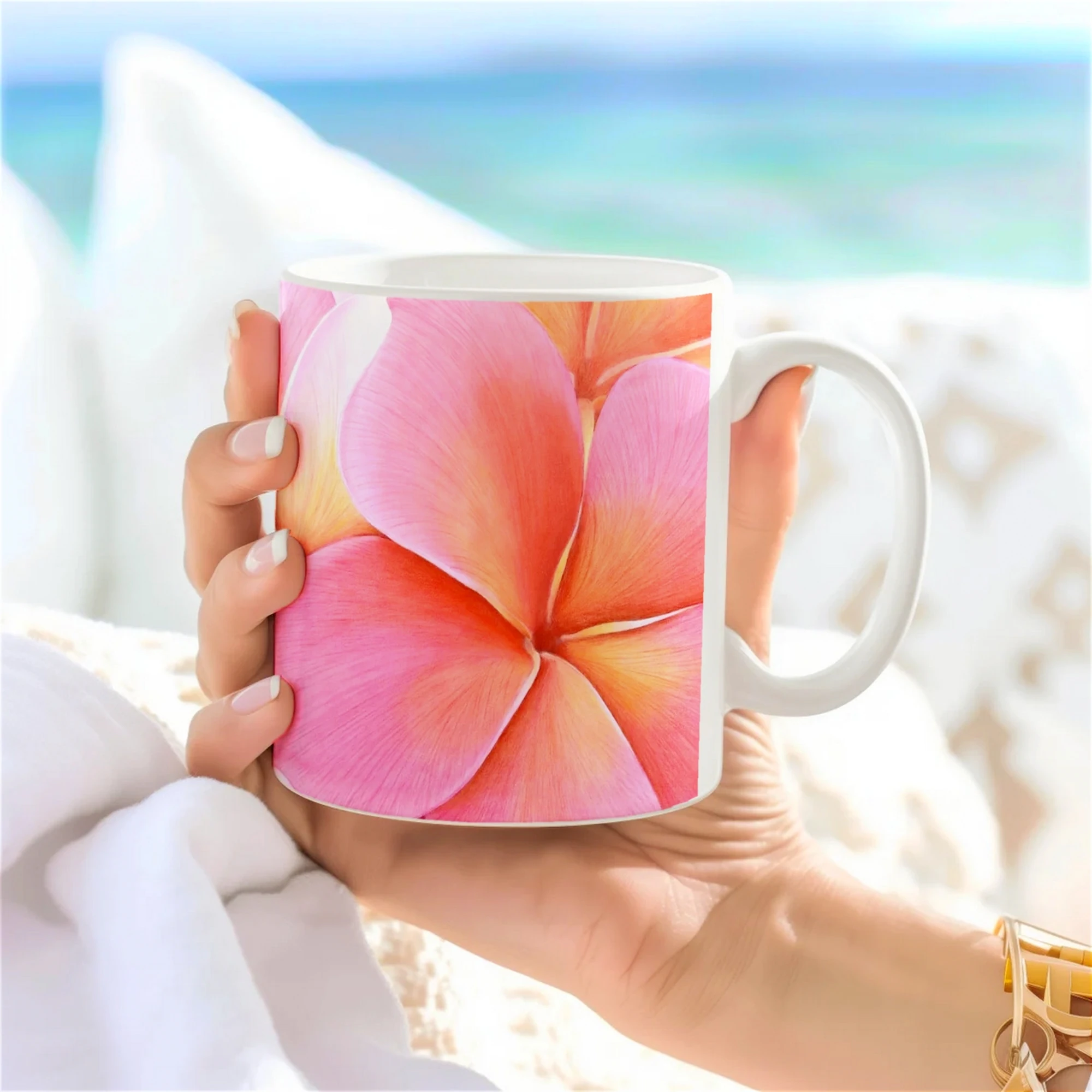 Mug en céramique avec des fleurs roses de plumeria, tenu dans une main, design tropical élégant.