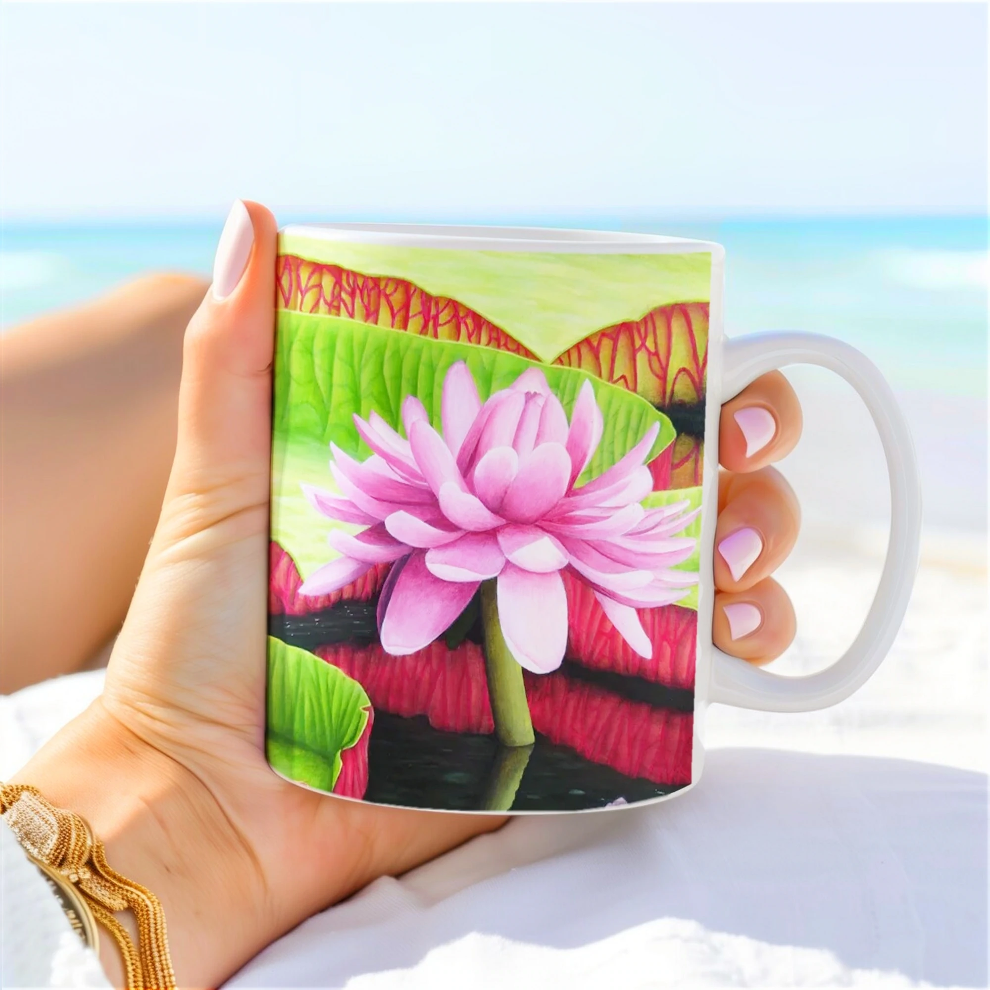 Mug en céramique avec fleur de nénuphar rose Victoria Amazonica, tenu dans une main, design floral unique et élégant.