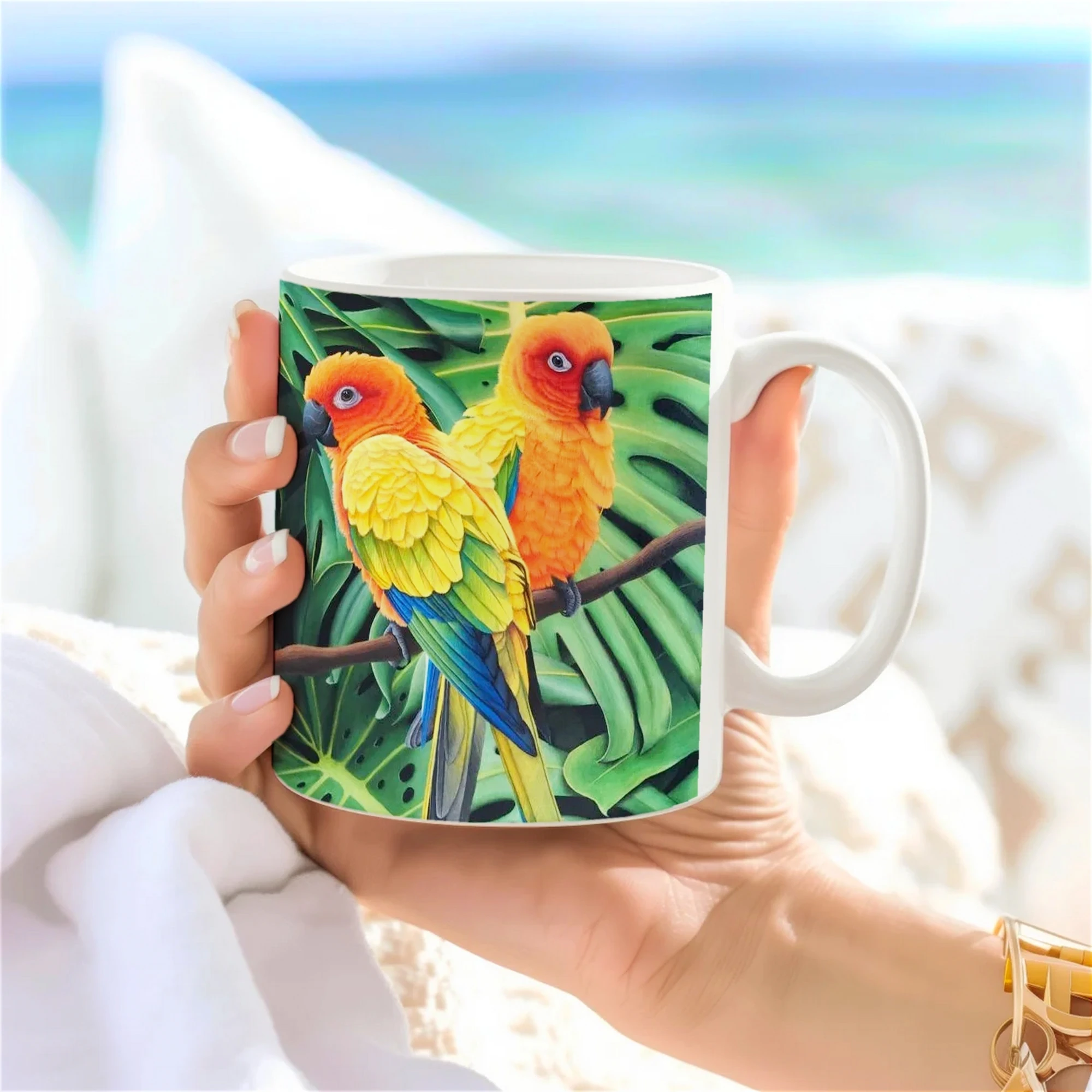 Mug en céramique avec illustration de deux conures soleil dans la jungle, tenu dans une main, design tropical éclatant.