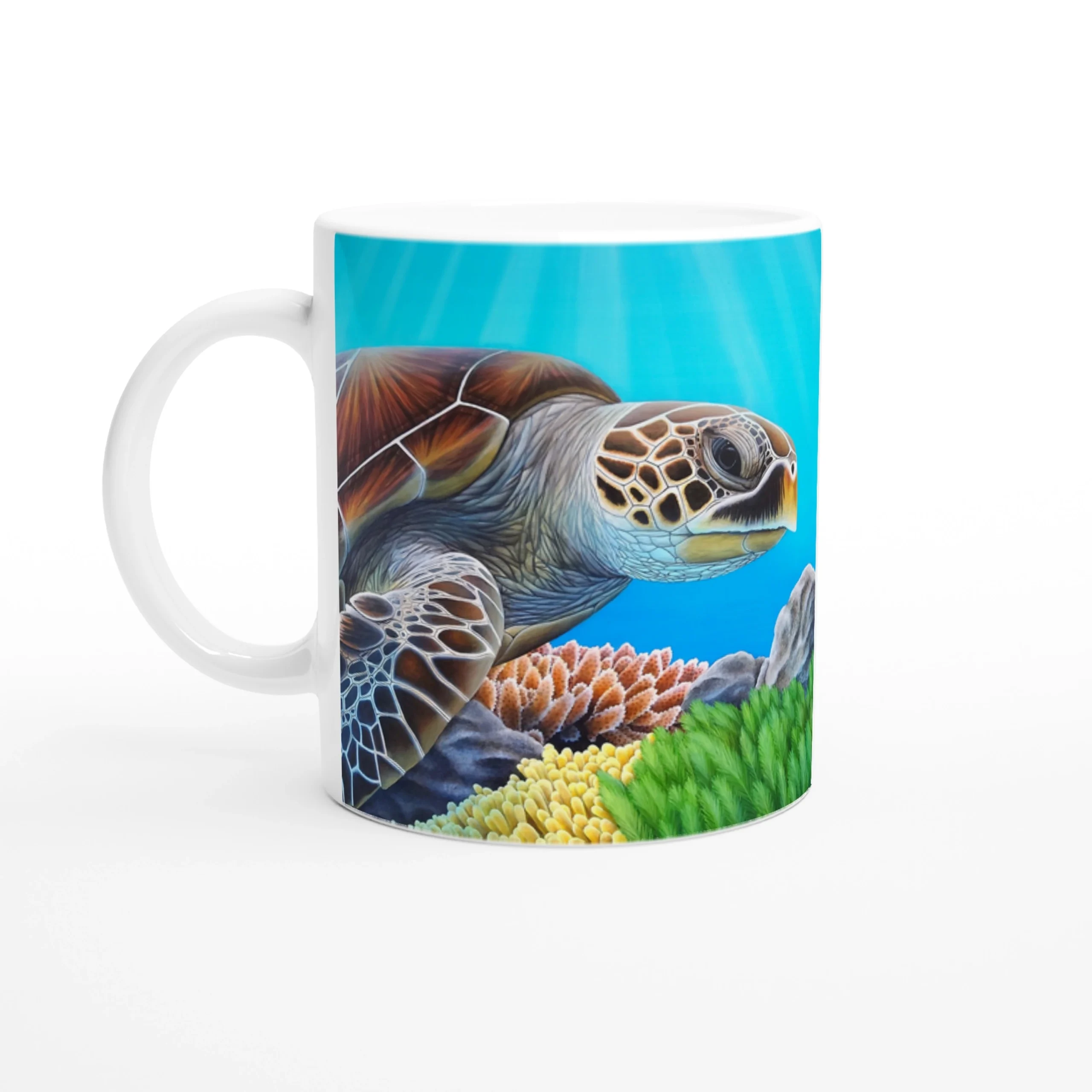 Mug en céramique avec illustration de tortue de mer et coraux exotiques, vue latérale gauche, un design inspiré des profondeurs océaniques.