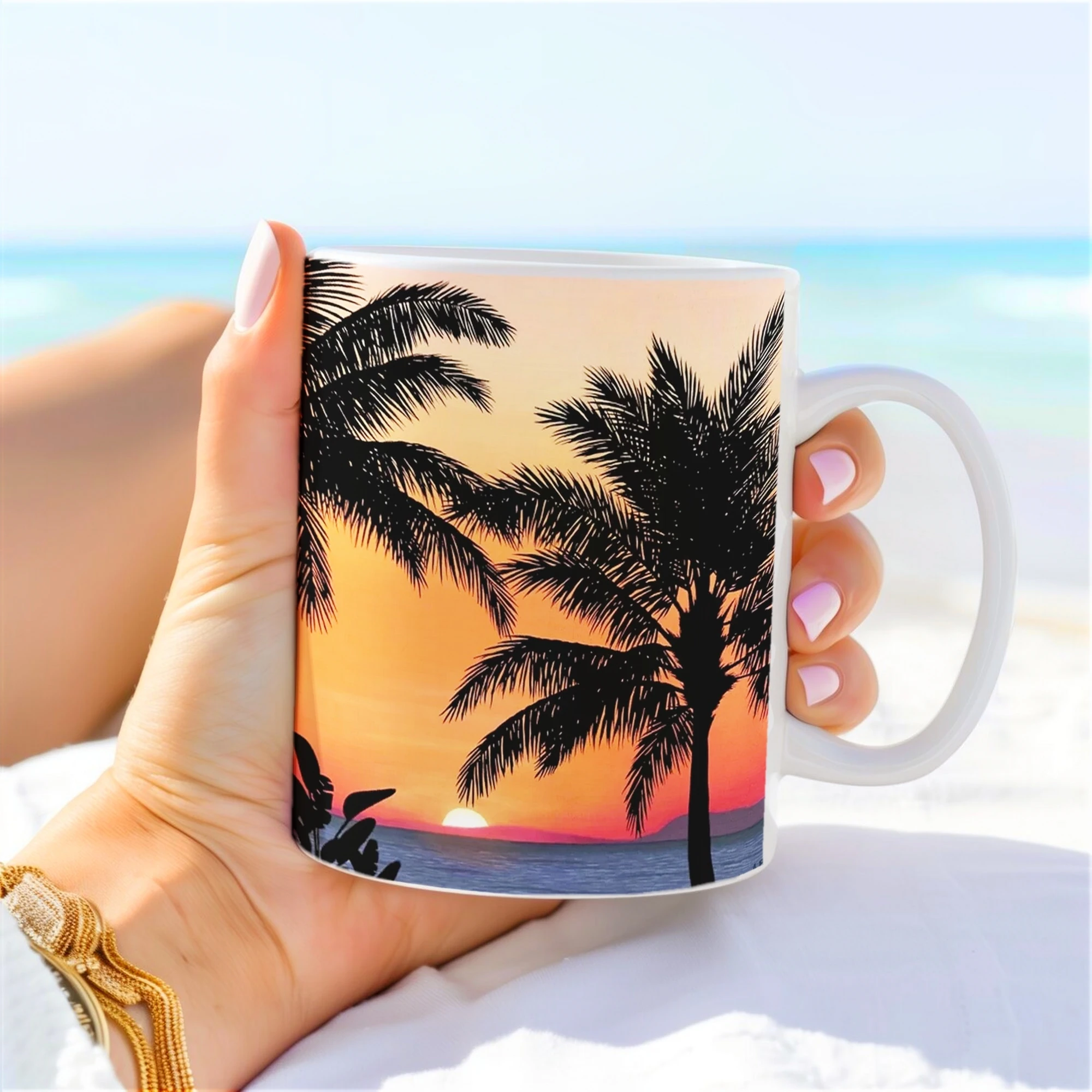 Mug en céramique avec imprimé coucher de soleil et palmiers, tenu dans une main, ambiance tropicale et chaleureuse.