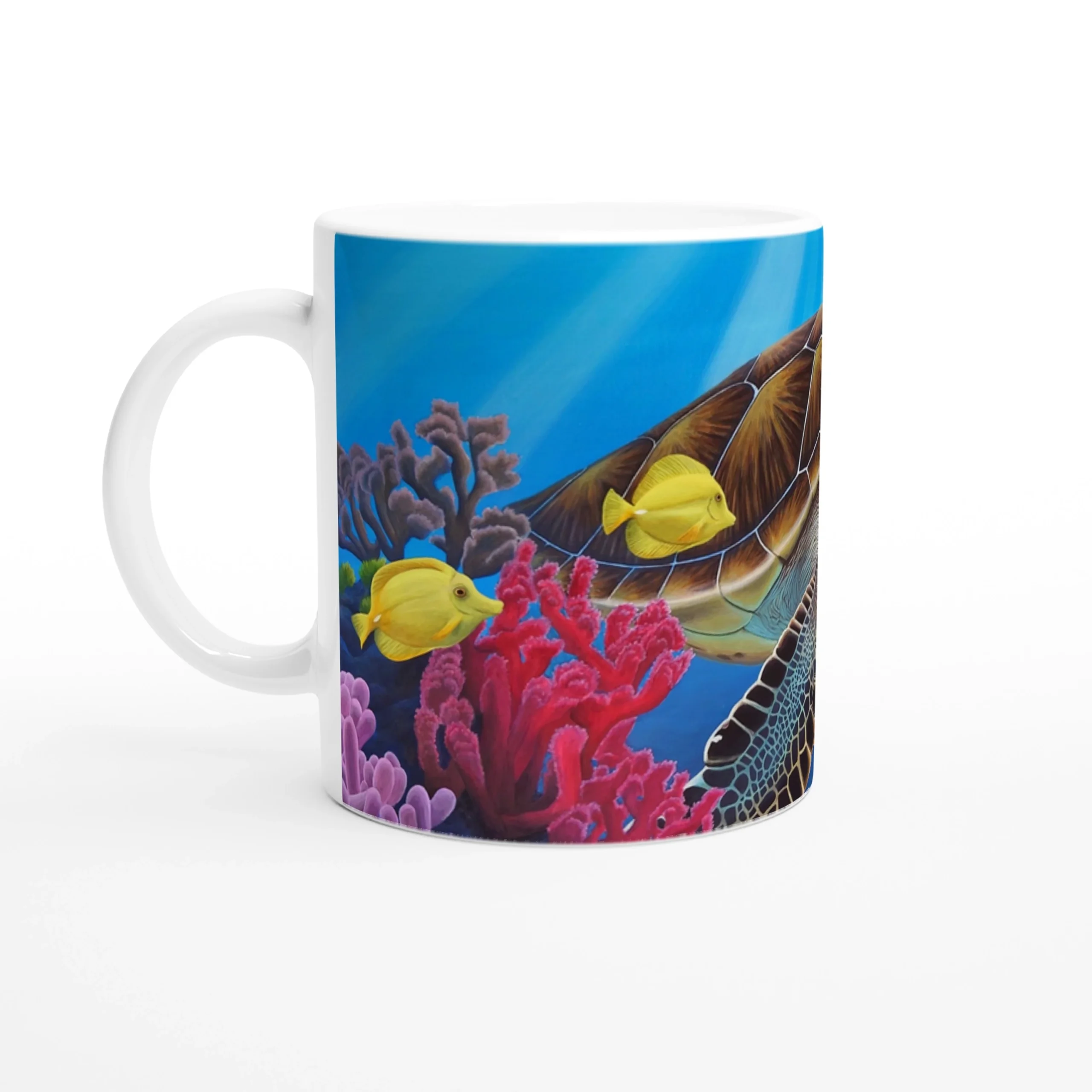 Mug en céramique avec tortue de mer et poissons colorés, vue latérale droite sur fond blanc, un hommage vibrant à la beauté de l’océan.