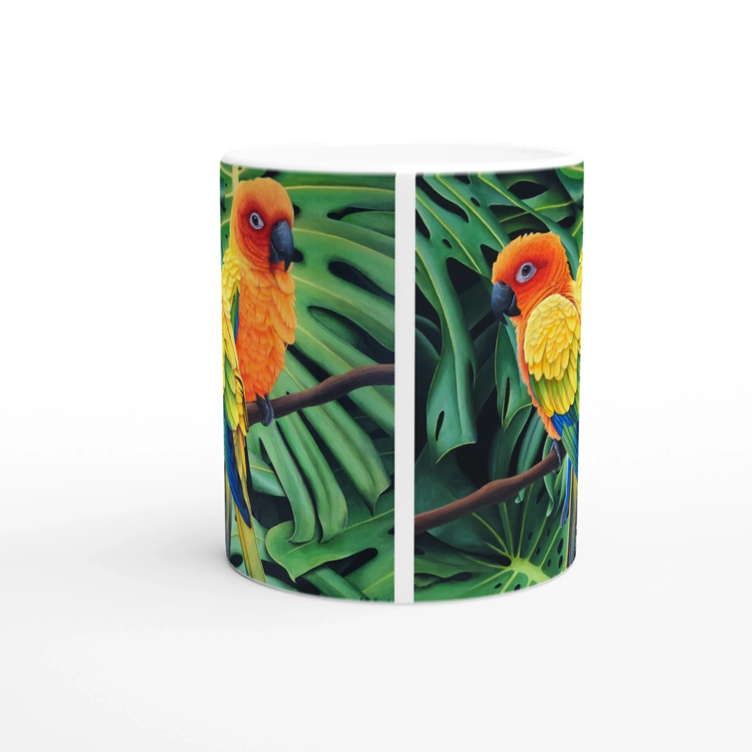 Mug en céramique avec un imprimé détaillé de deux conures soleil dans une jungle tropicale, capturé sur fond blanc épuré.