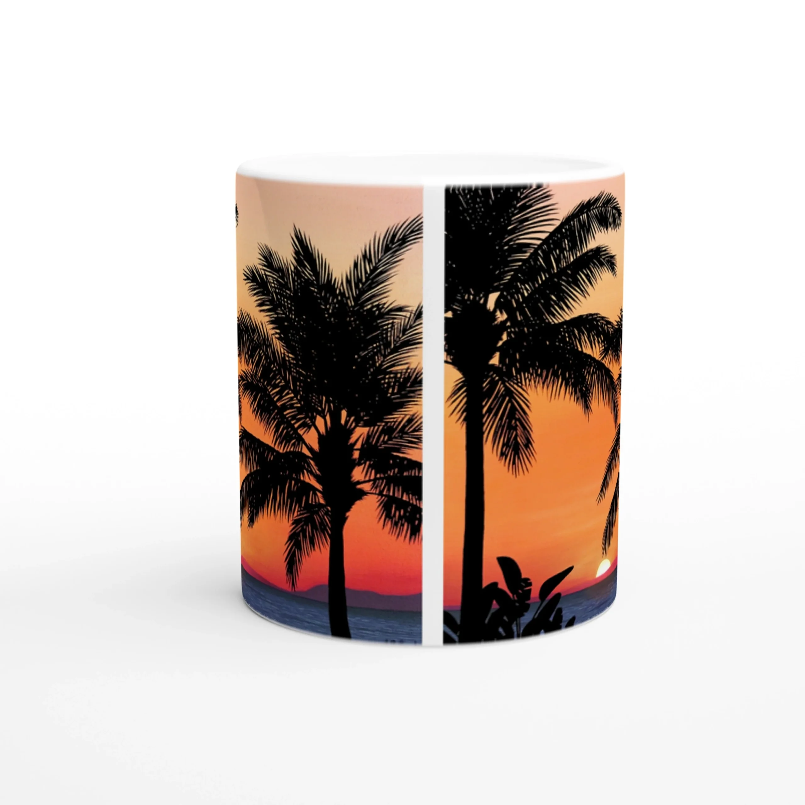 Mug en céramique avec un imprimé vibrant de coucher de soleil orange et palmiers, sur fond blanc, un design chaleureux et exotique.