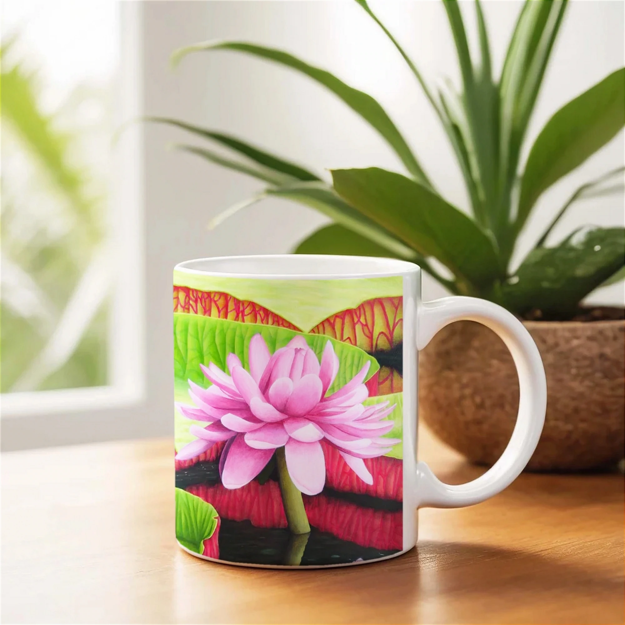 Mug en céramique avec une fleur de nénuphar rose Victoria Amazonica, posé sur une table, apportant une élégance naturelle à votre intérieur.