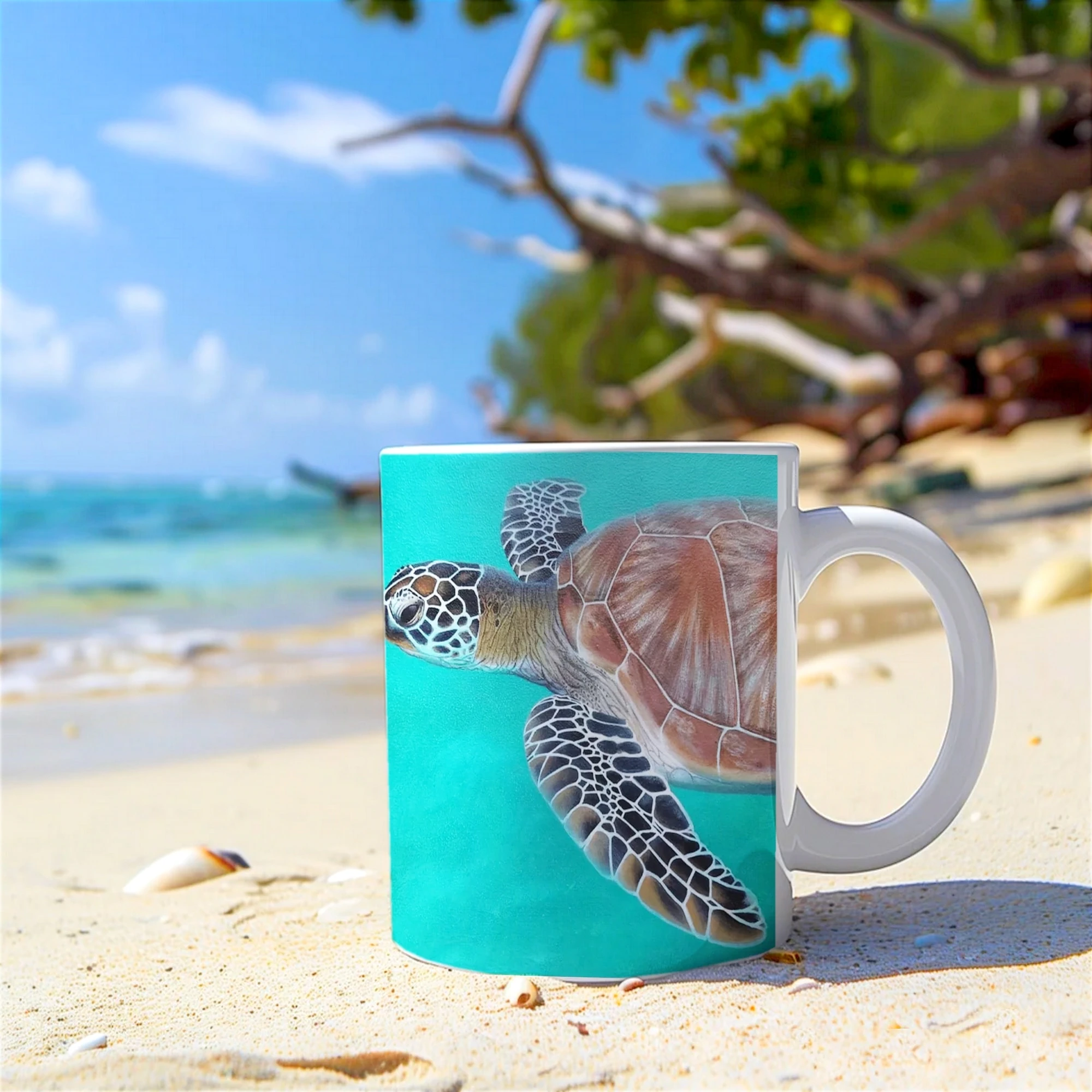 Mug en céramique avec une tortue de mer Chelonia imprimée, posé sur la plage avec l’océan en arrière-plan, symbole de l’océan.