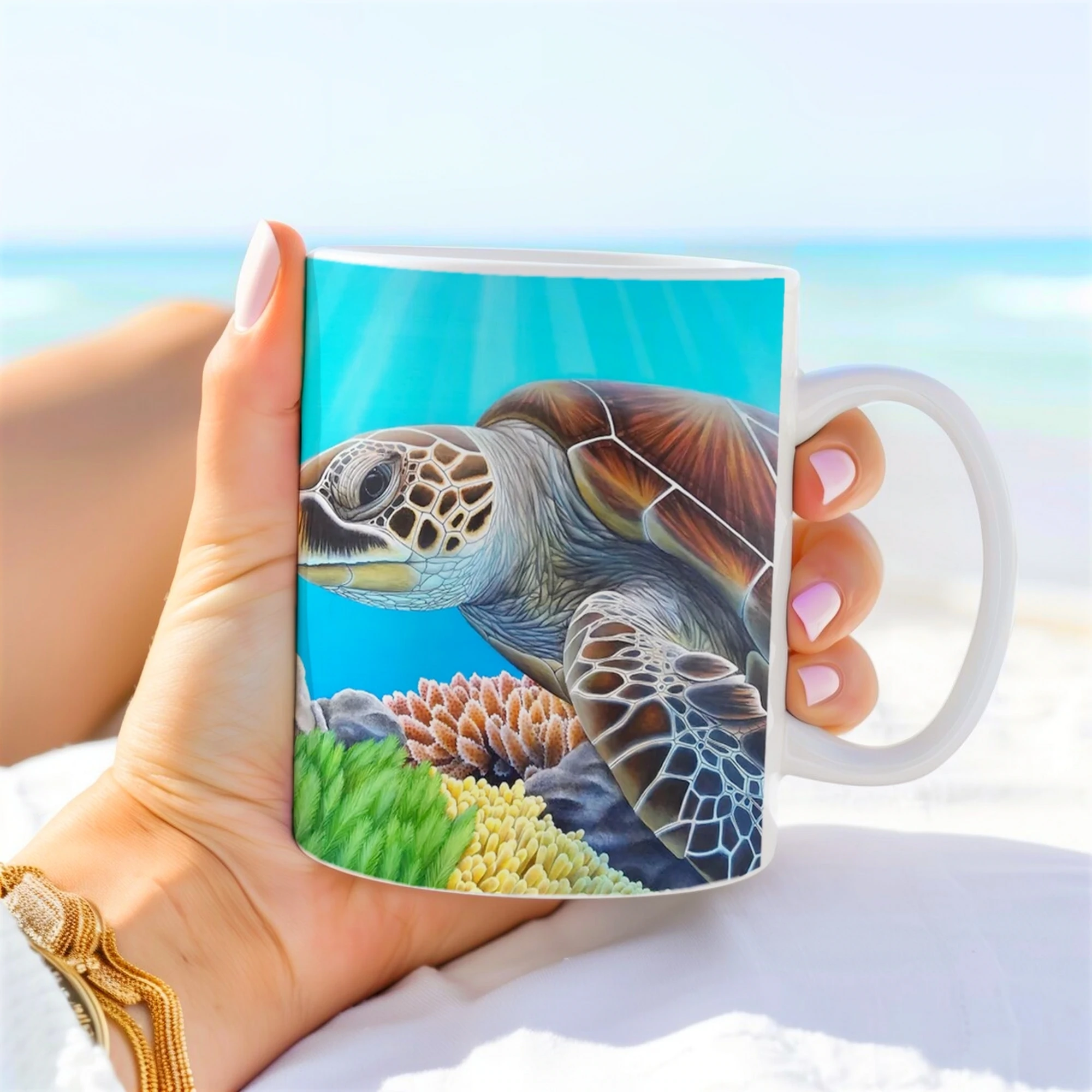 Mug en céramique avec une tortue de mer nageant dans les récifs colorés, tenu dans une main, parfait pour les amoureux de l’océan.