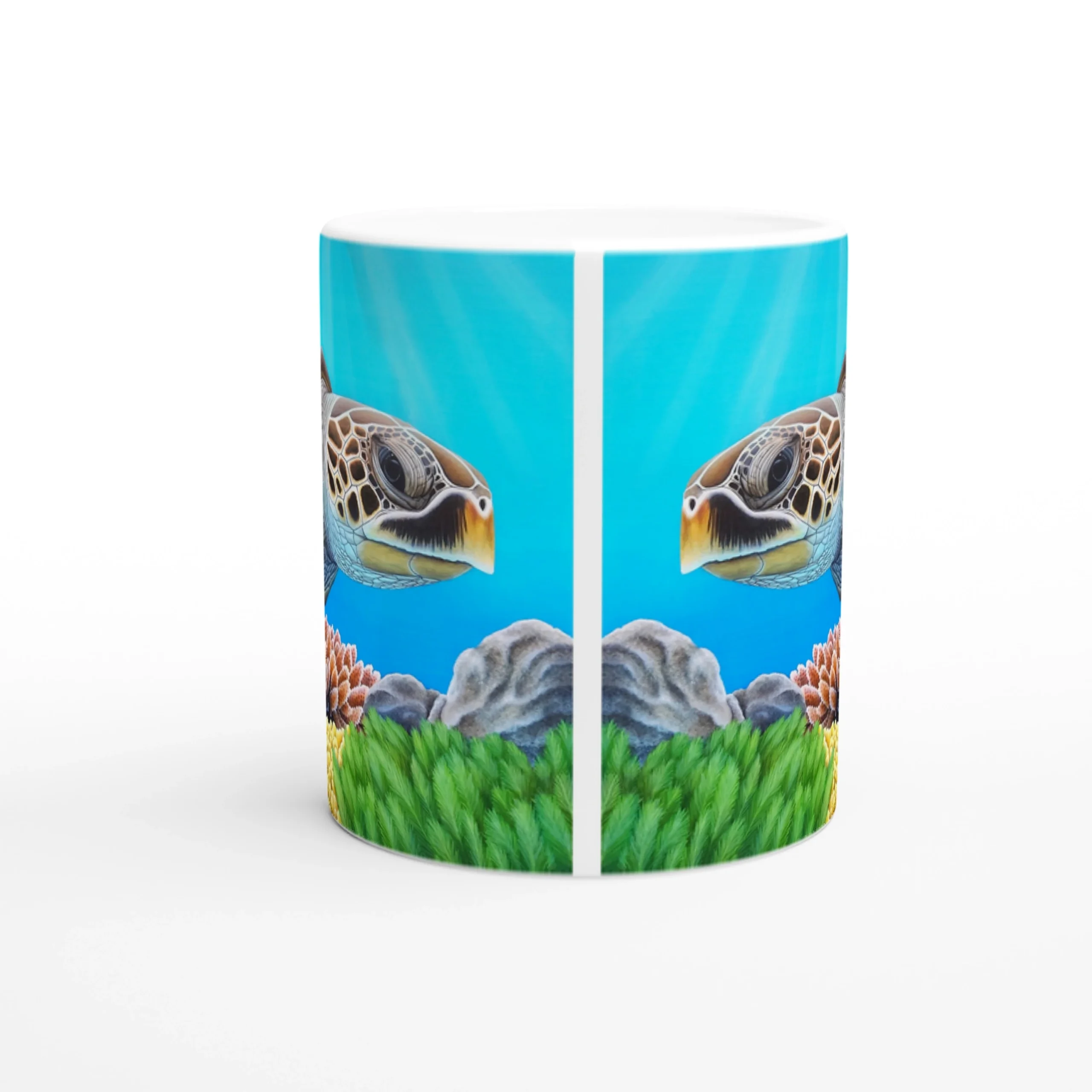 Mug en céramique blanc avec une impression détaillée de tortue de mer dans les récifs coralliens, vue de face, design marin unique.