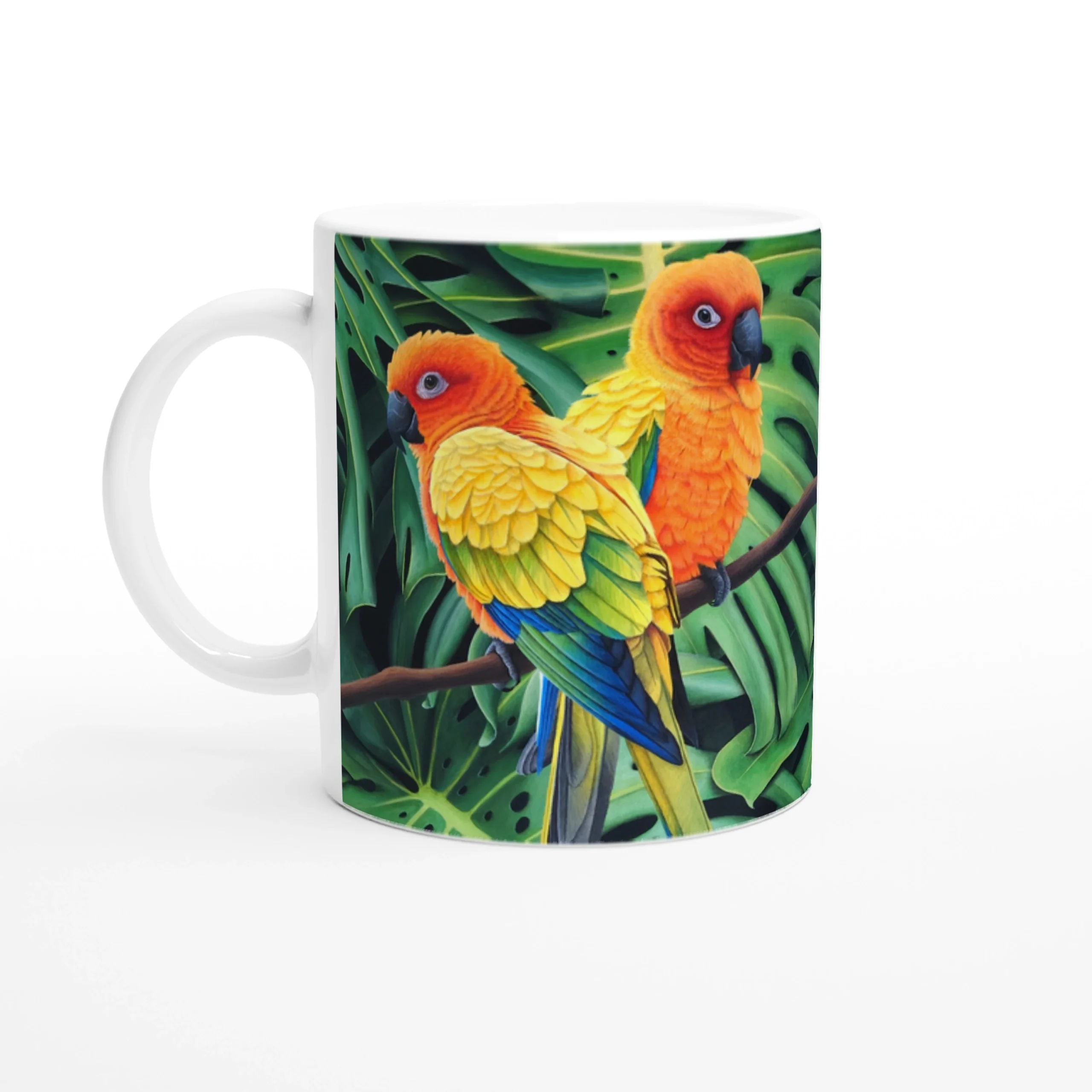 Mug tropical avec deux conures soleil perchées dans la jungle, vue de droite sur fond blanc, un design artistique vibrant.