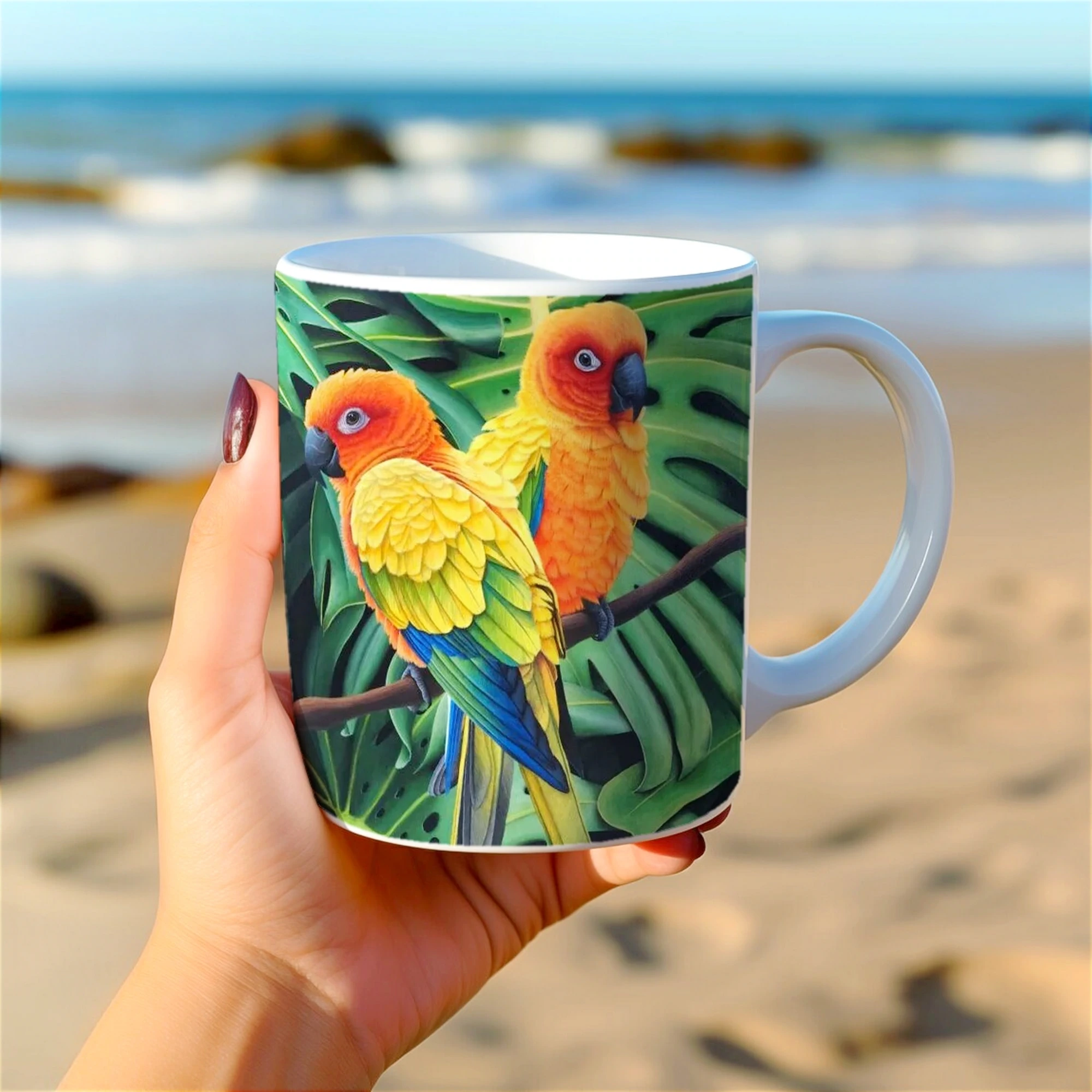 Mug tropical en céramique, illustré de deux conures soleil perchées dans une jungle luxuriante, capturé dans une main.