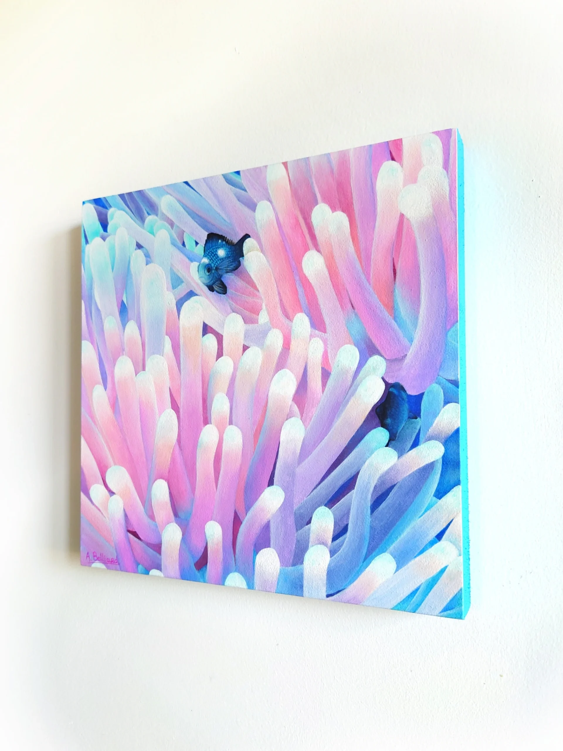 Peinture murale tropicale et exotique d'anémones de mer bleues et roses avec des petits poissons.