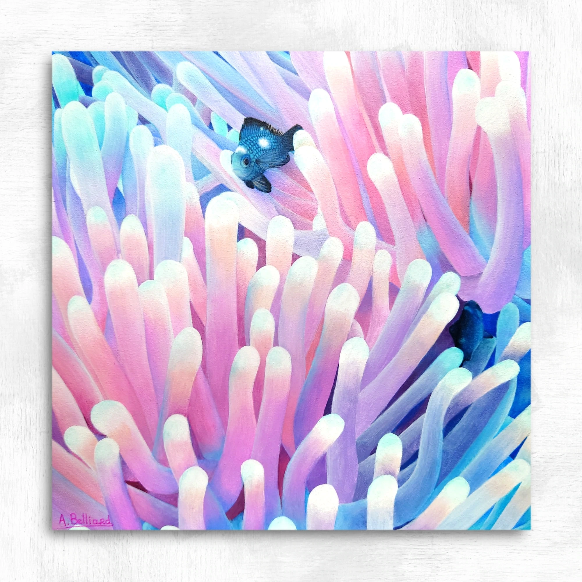 Petit tableau d'anémones de mer bleues et roses avec des petits poissons réalisé par l'artiste peintre pastelliste Aline Belliard en peinture acrylique sur bois.
