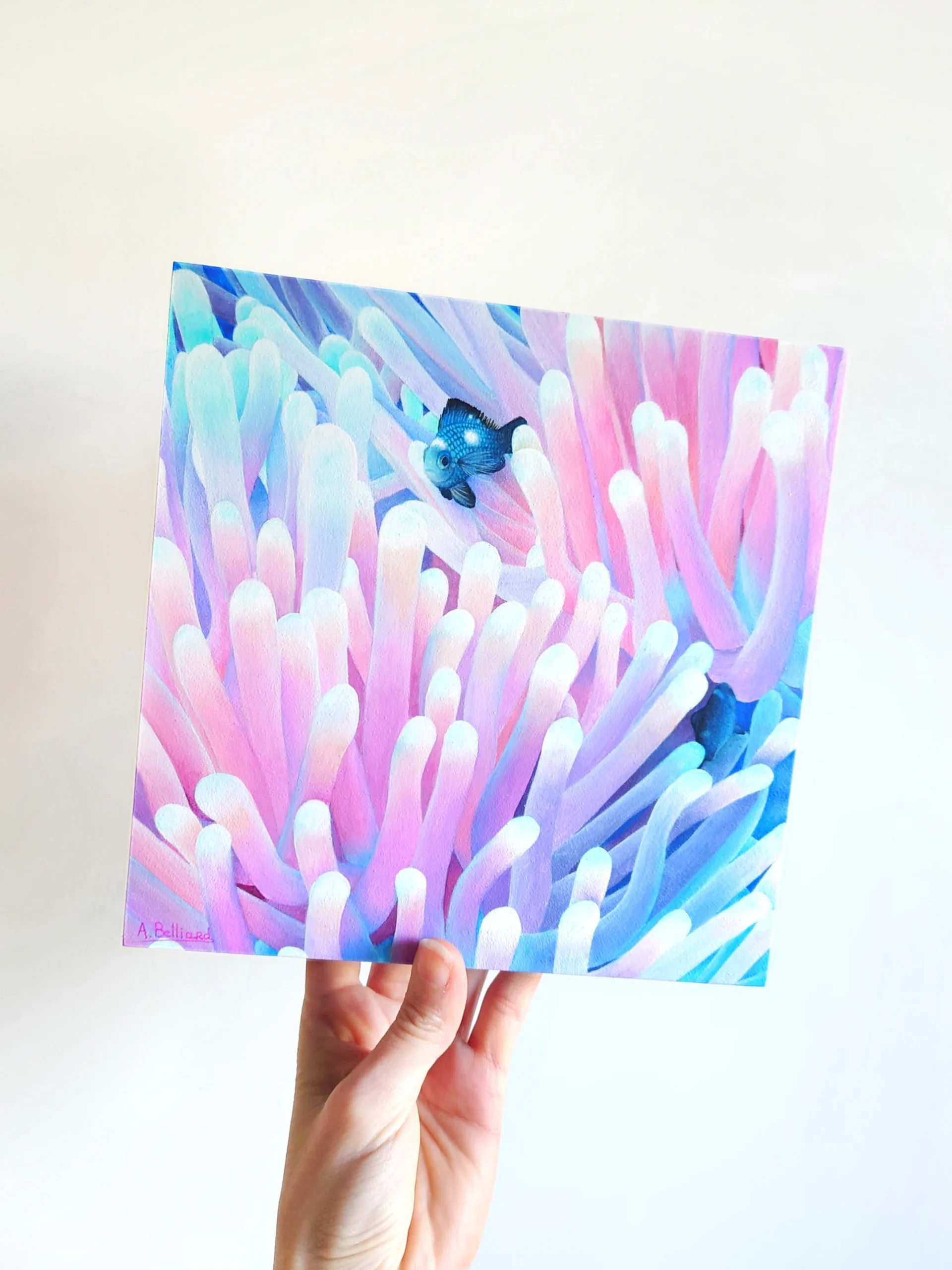 Petit tableau d'art mural tropical et exotique d'anémones de mer bleues et roses avec des petits poissons