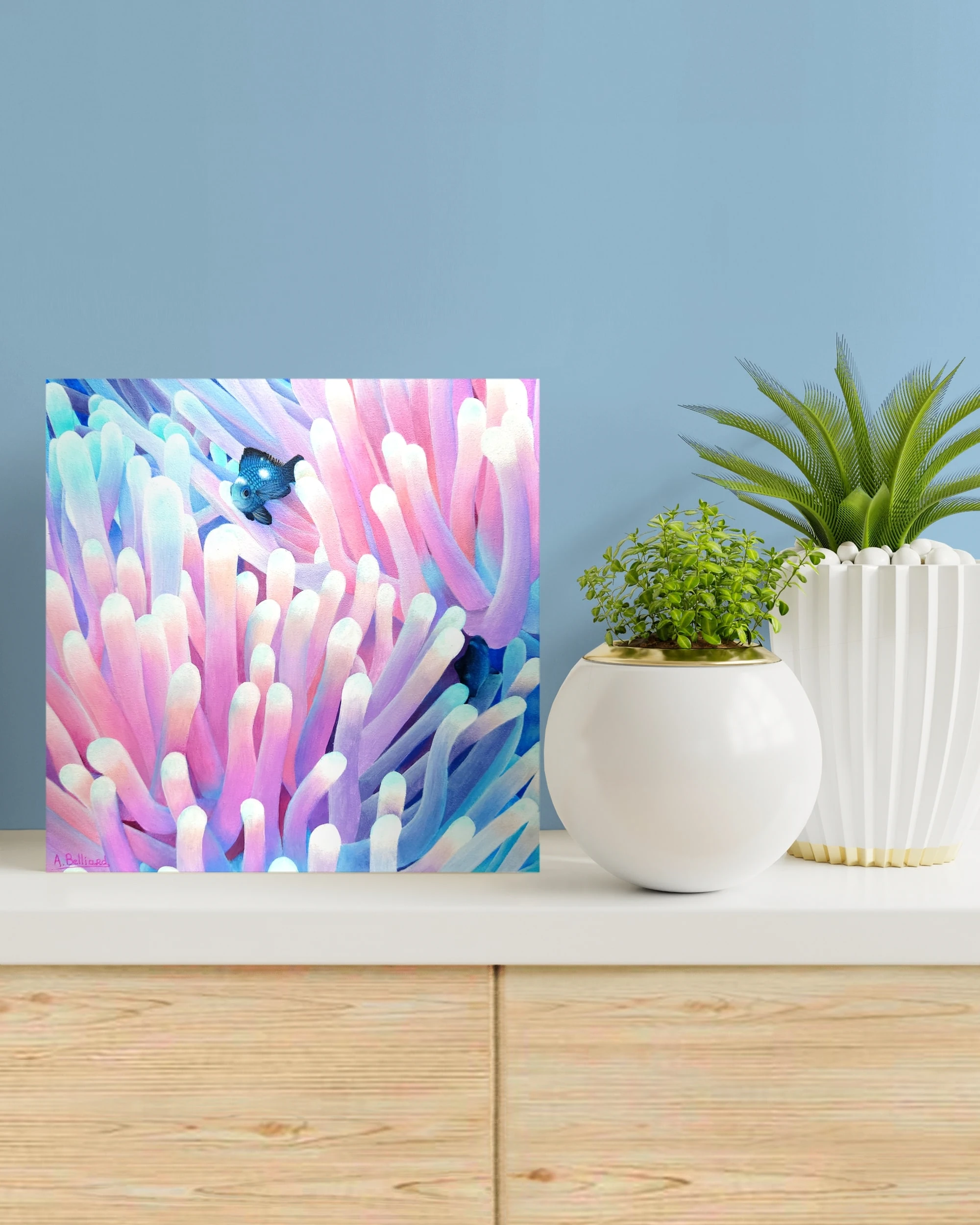 Décoration tropicale et exotique avec un Petit tableau d'anémones de mer bleues et roses avec des petits poissons.