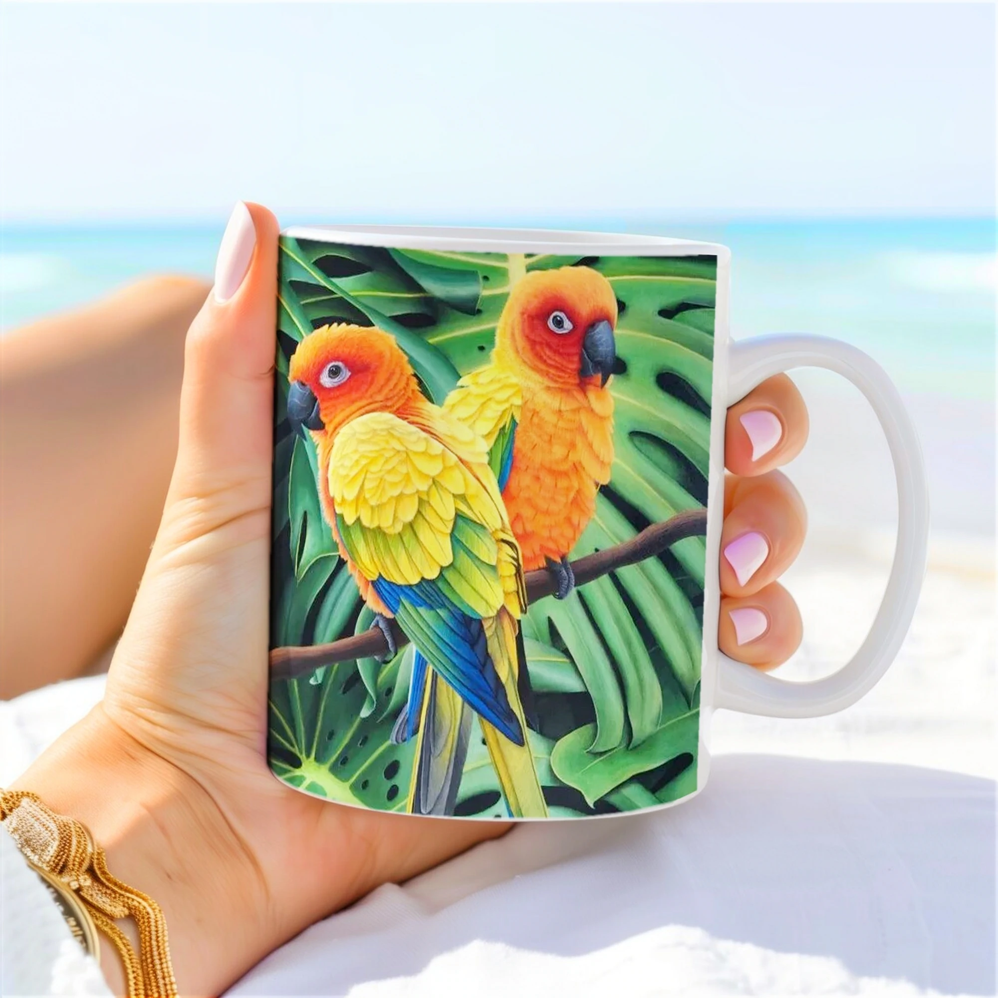 Tasse artistique imprimée de deux perroquets conures soleil colorés, vue latérale, un design exotique inspiré de la nature.