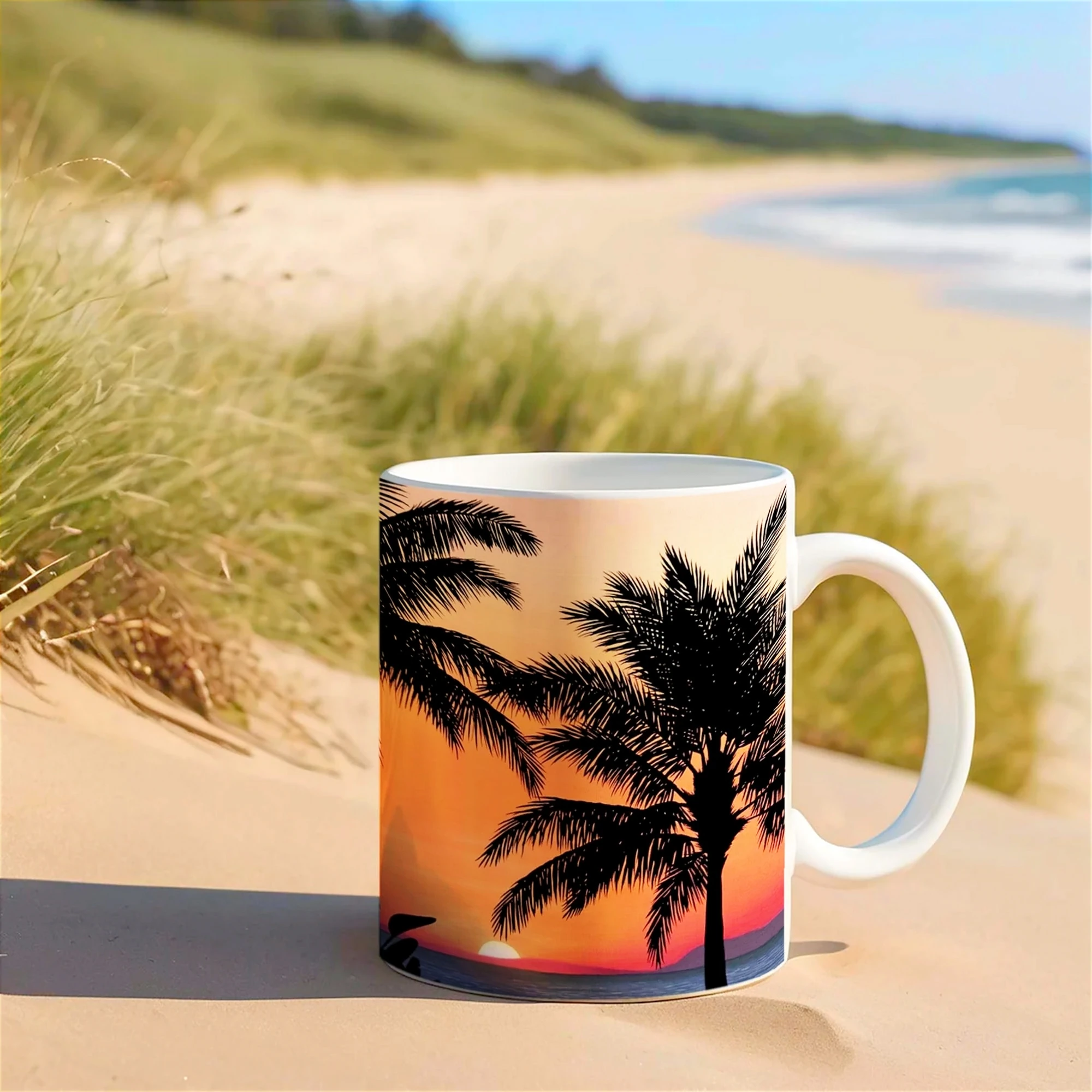 Tasse artistique imprimée d’un coucher de soleil tropical et palmiers, placée sur la plage avec vue sur l’océan, invitation au voyage.