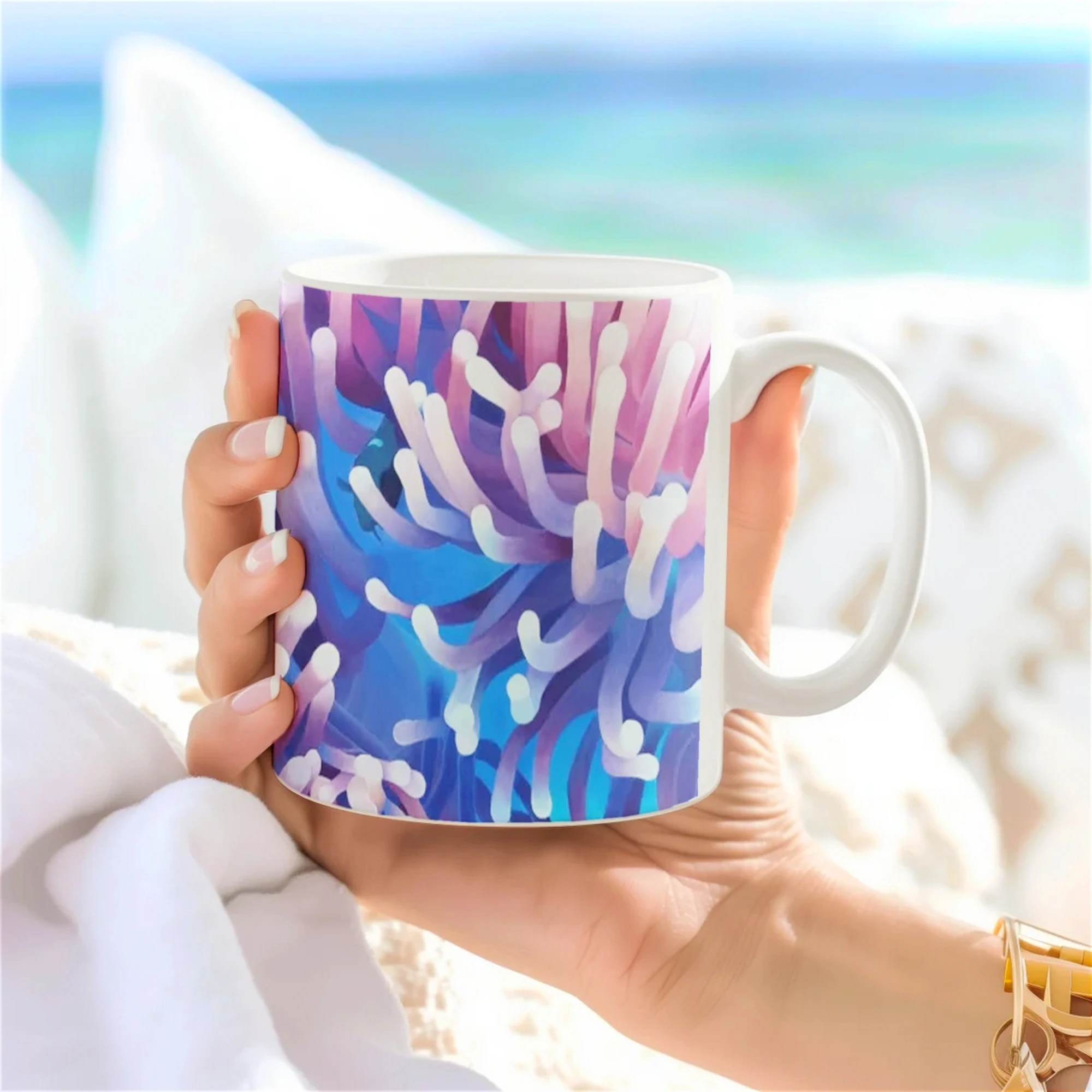 Tasse avec anémones de mer et poisson, vue latérale tenue dans une main, ajoutant une touche artistique à votre café.