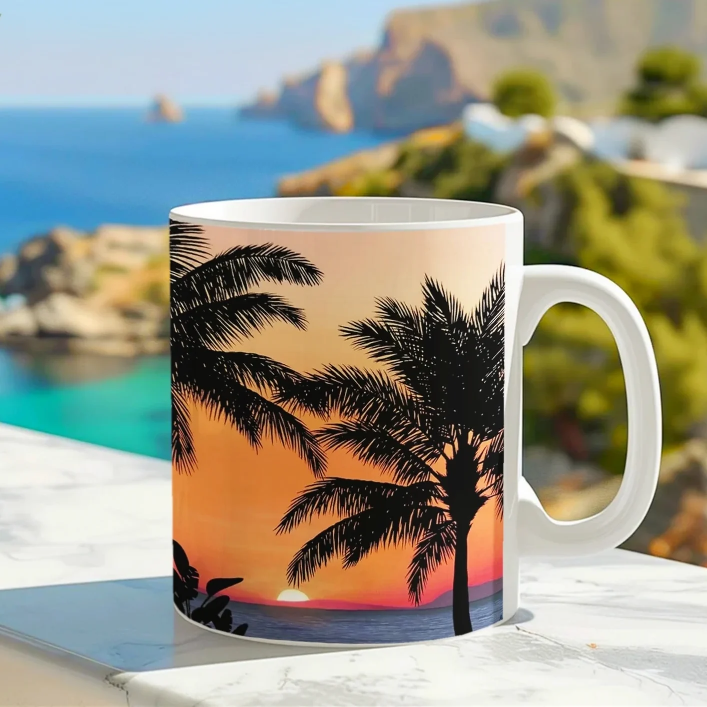 Tasse avec imprimé tropical de palmiers et soleil couchant, posée sur un muret face à la mer, pour une ambiance d’évasion garantie.