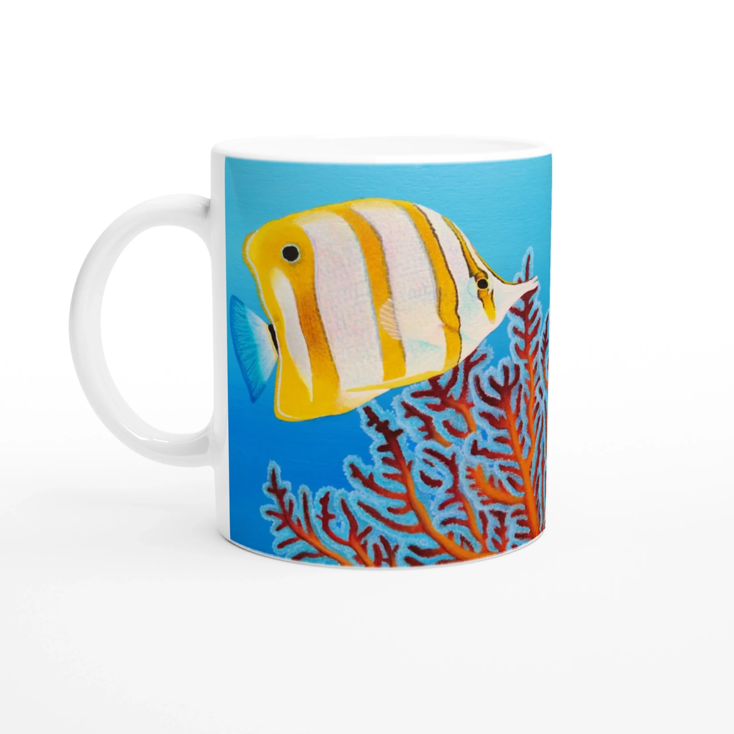 Tasse avec poisson Chelmon et récifs, vue latérale sur fond blanc, un accessoire décoratif élégant pour les amoureux de l'océan.