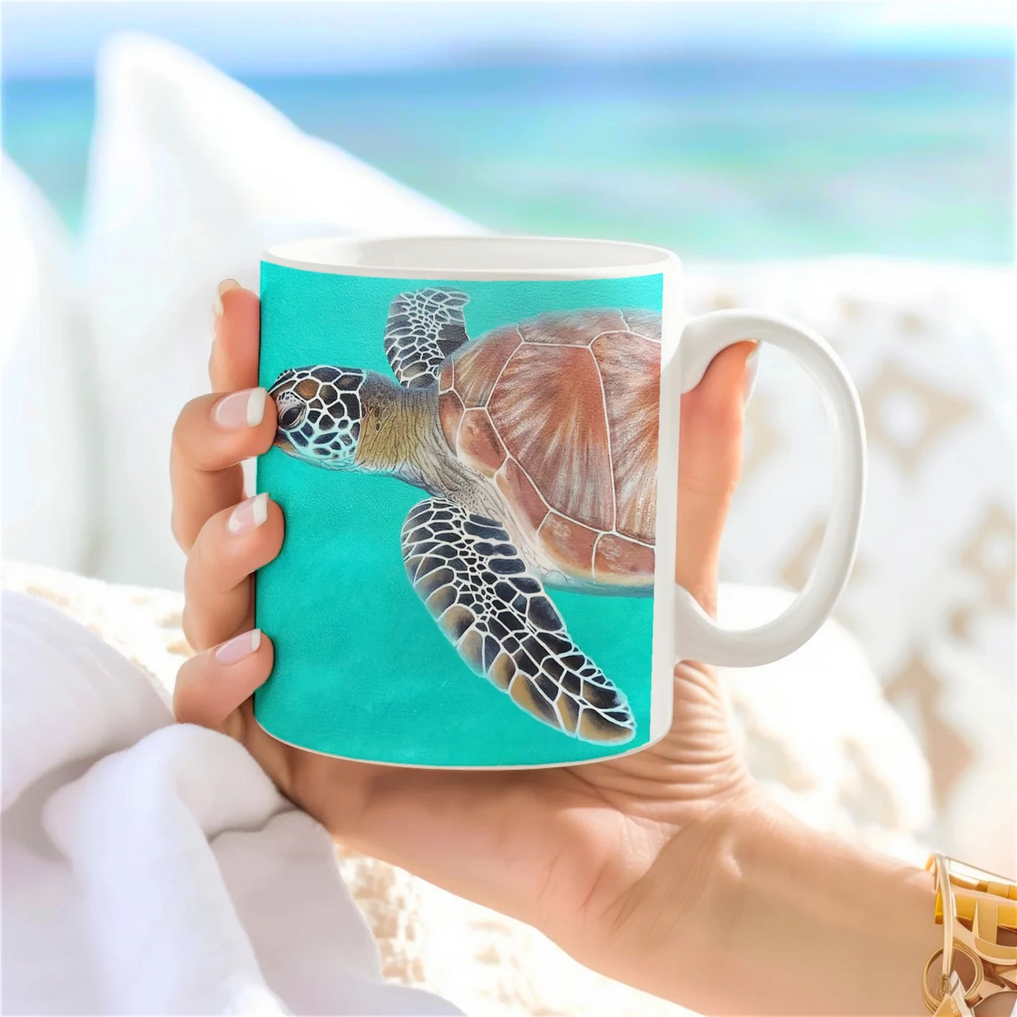 Tasse avec tortue de mer Chelonia, vue latérale tenue dans une main, parfait pour les passionnés de la faune marine.