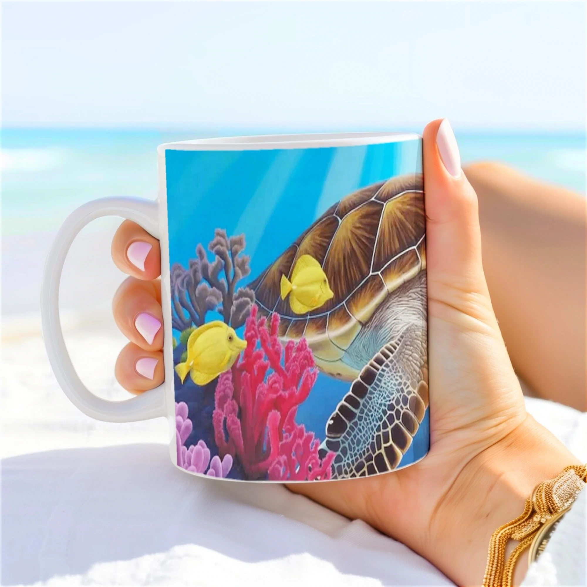 Tasse avec tortue de mer et poissons colorés, vue latérale en main, une évasion sous-marine dans chaque gorgée.