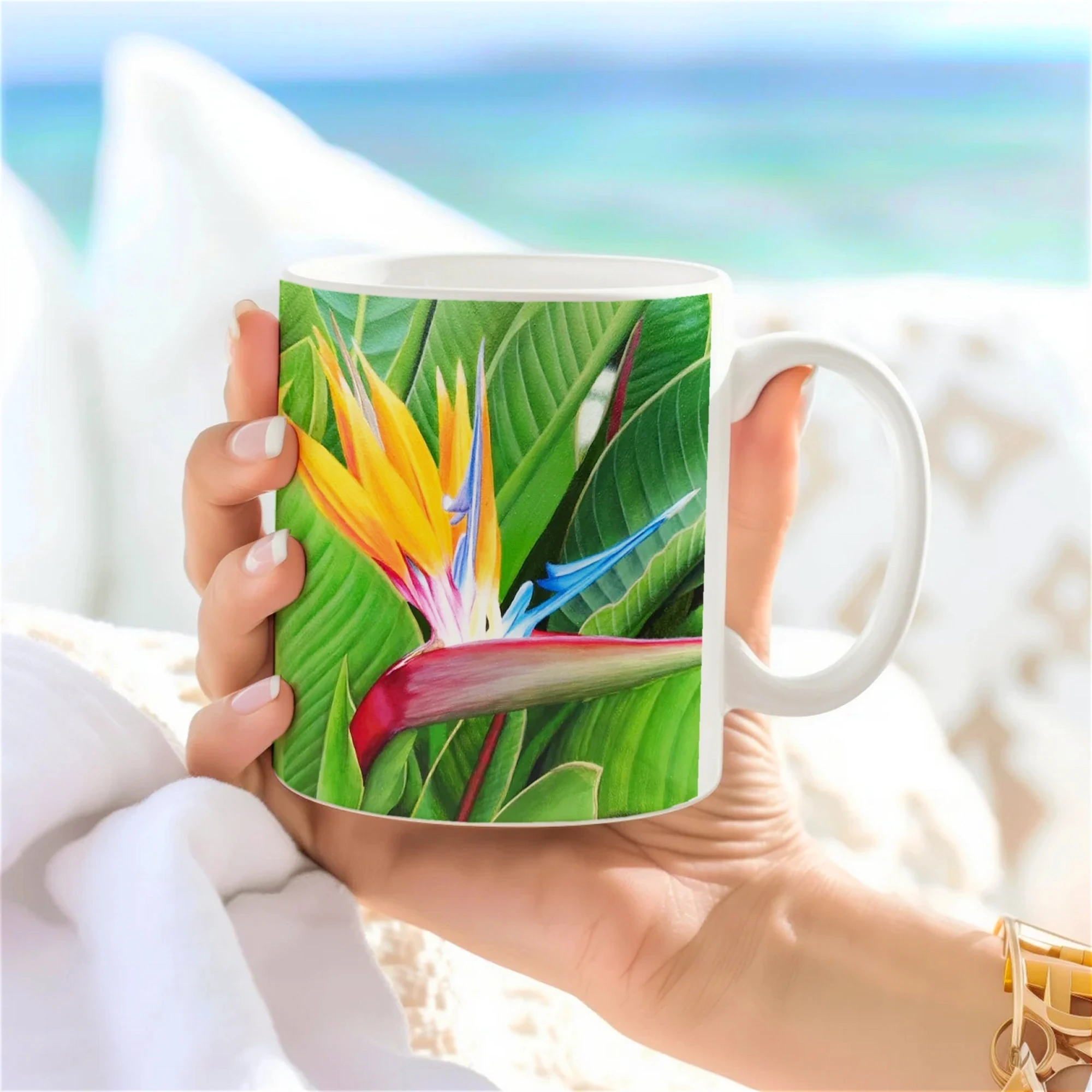 Tasse avec une fleur de Strelitzia, vue latérale, tenue dans une main, pour ajouter une touche exotique à vos moments de détente.