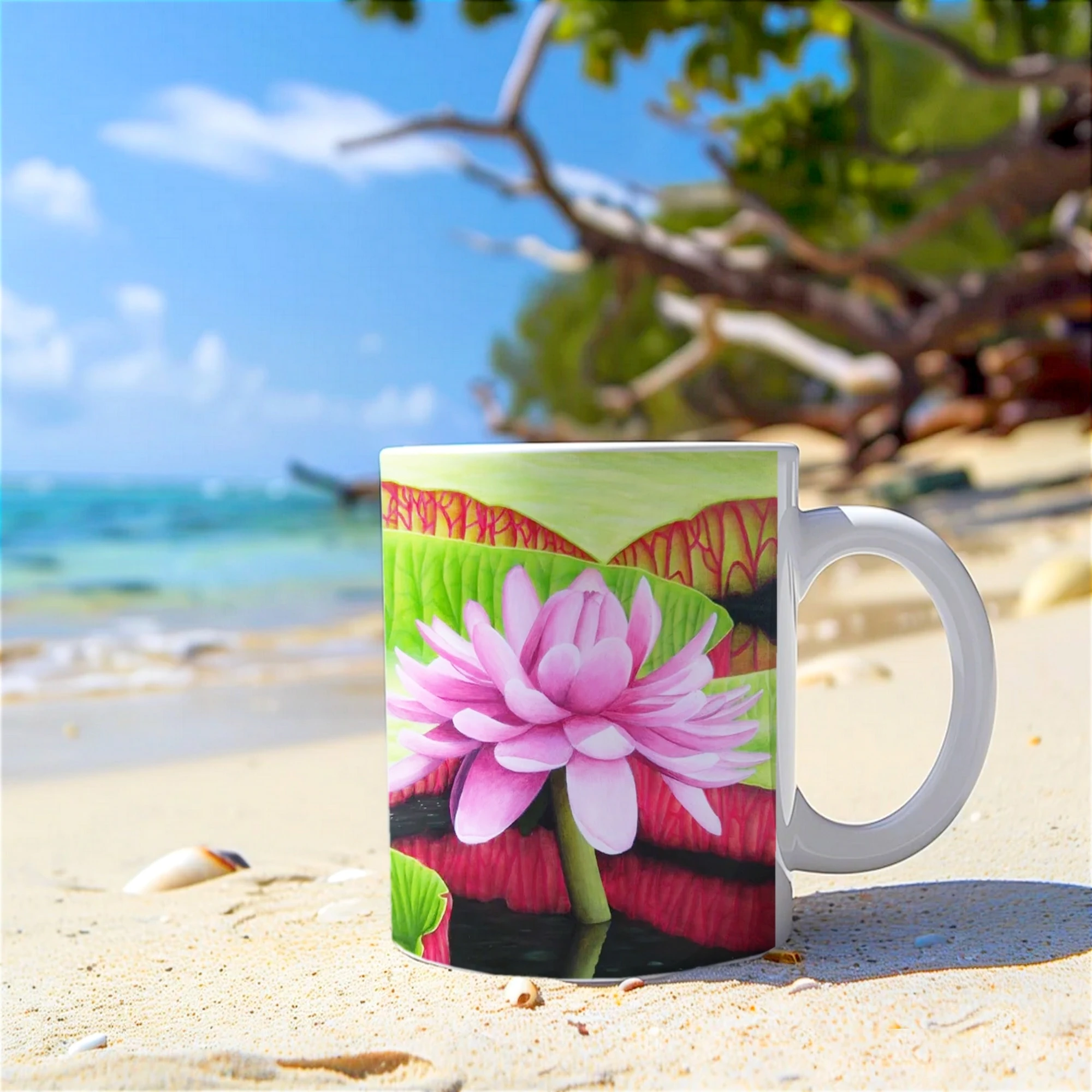 Tasse avec une fleur de nénuphar rose Victoria Amazonica, posée sur la plage avec l'océan en arrière-plan, inspirée de la nature exotique.