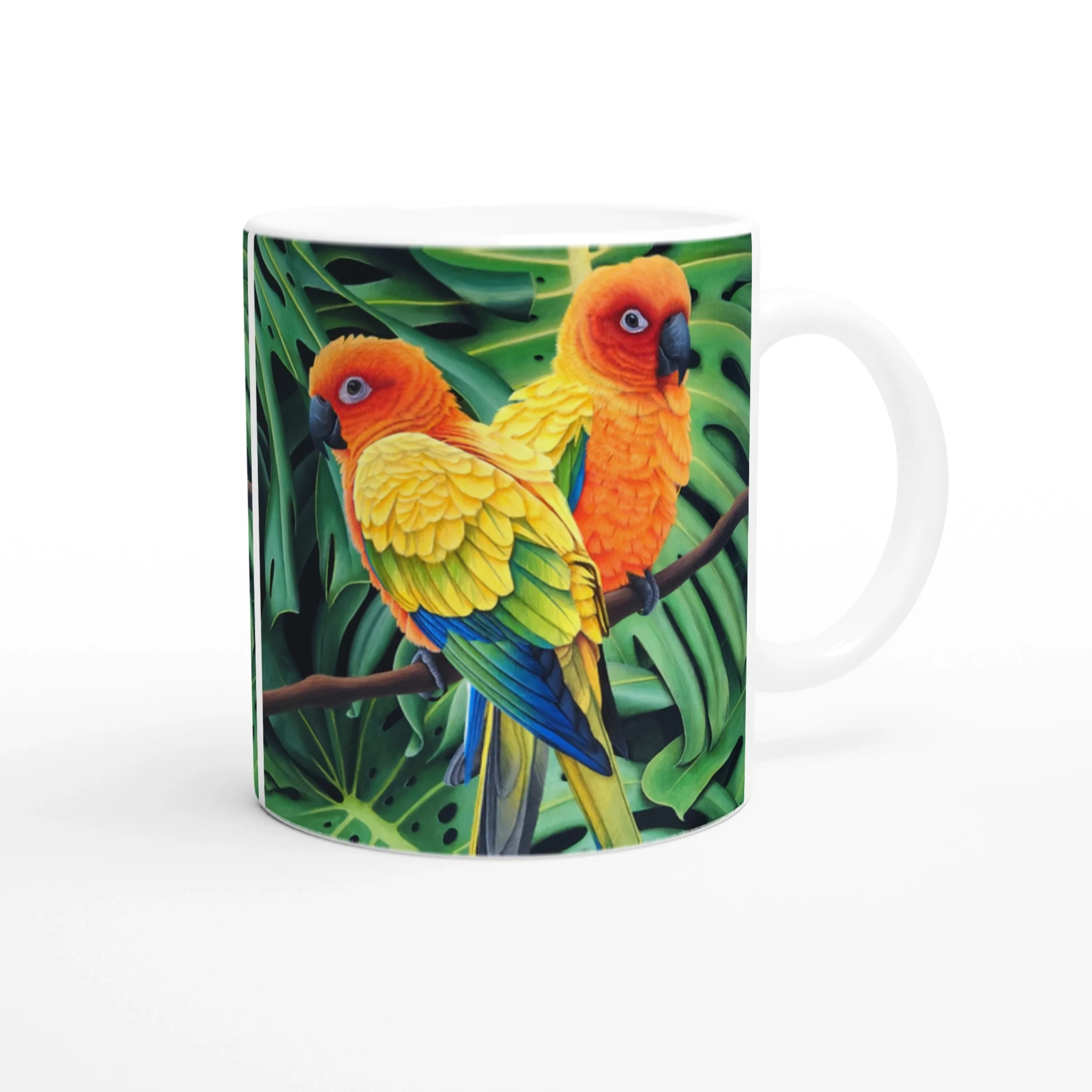 Tasse décorative en céramique avec illustration exotique de perroquets conures soleil, vue latérale mettant en valeur les couleurs éclatantes.
