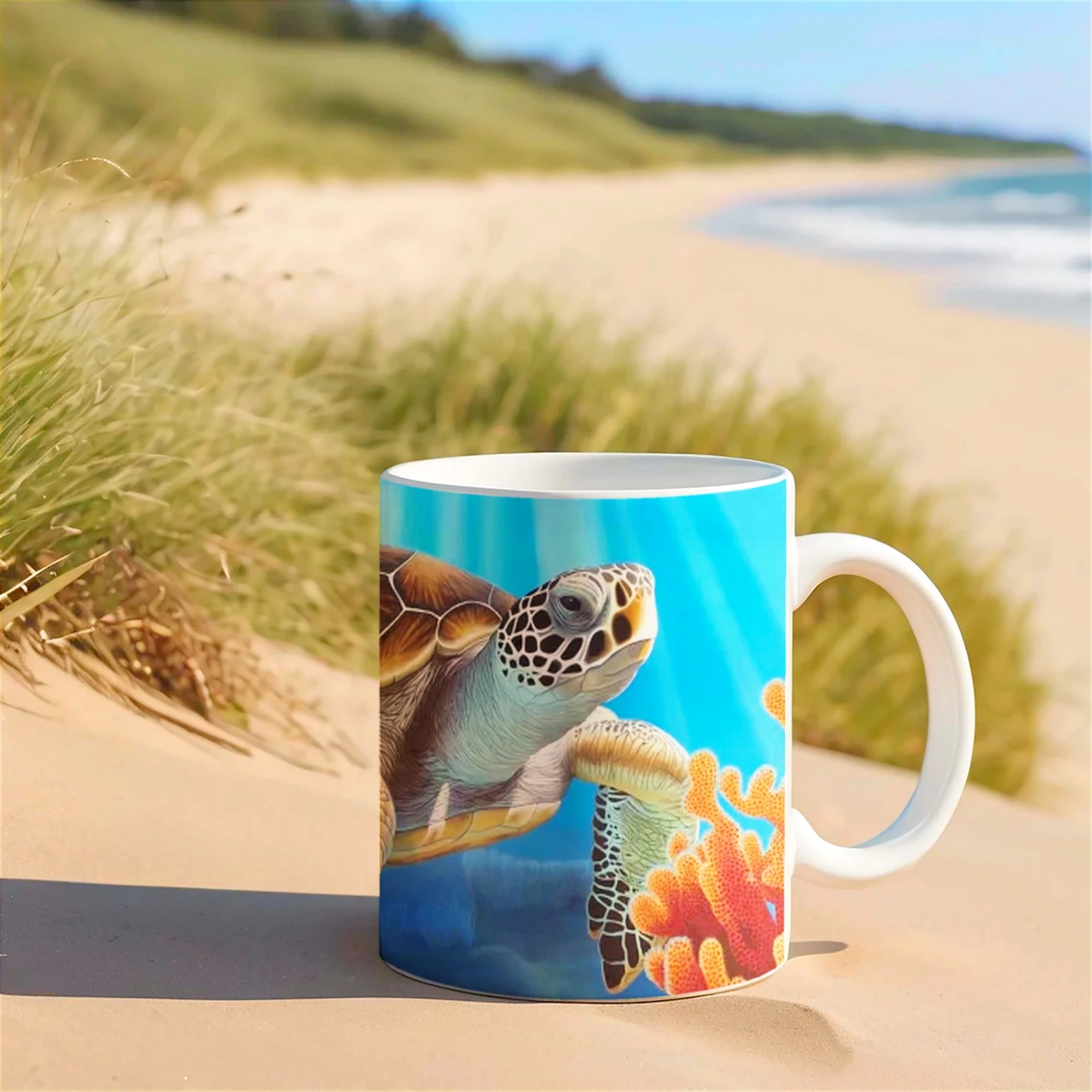 Tasse en céramique avec tortue de mer et poissons tropicaux, posée sur la plage, avec l'océan en arrière-plan, une invitation à la détente sous-marine.