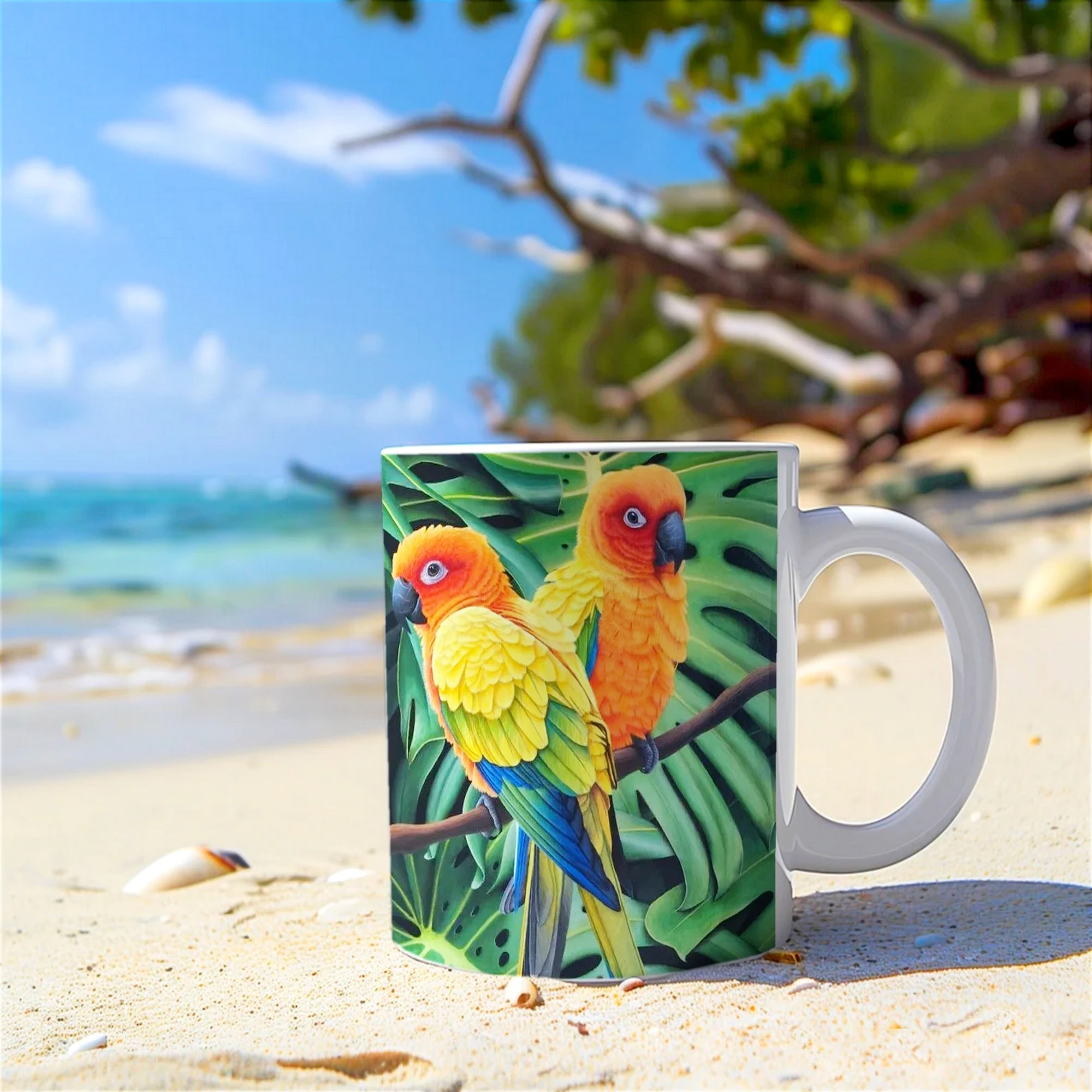 Tasse en céramique illustrée de perroquets conures soleil, posée sur la plage avec l’océan en arrière-plan, une invitation au voyage.