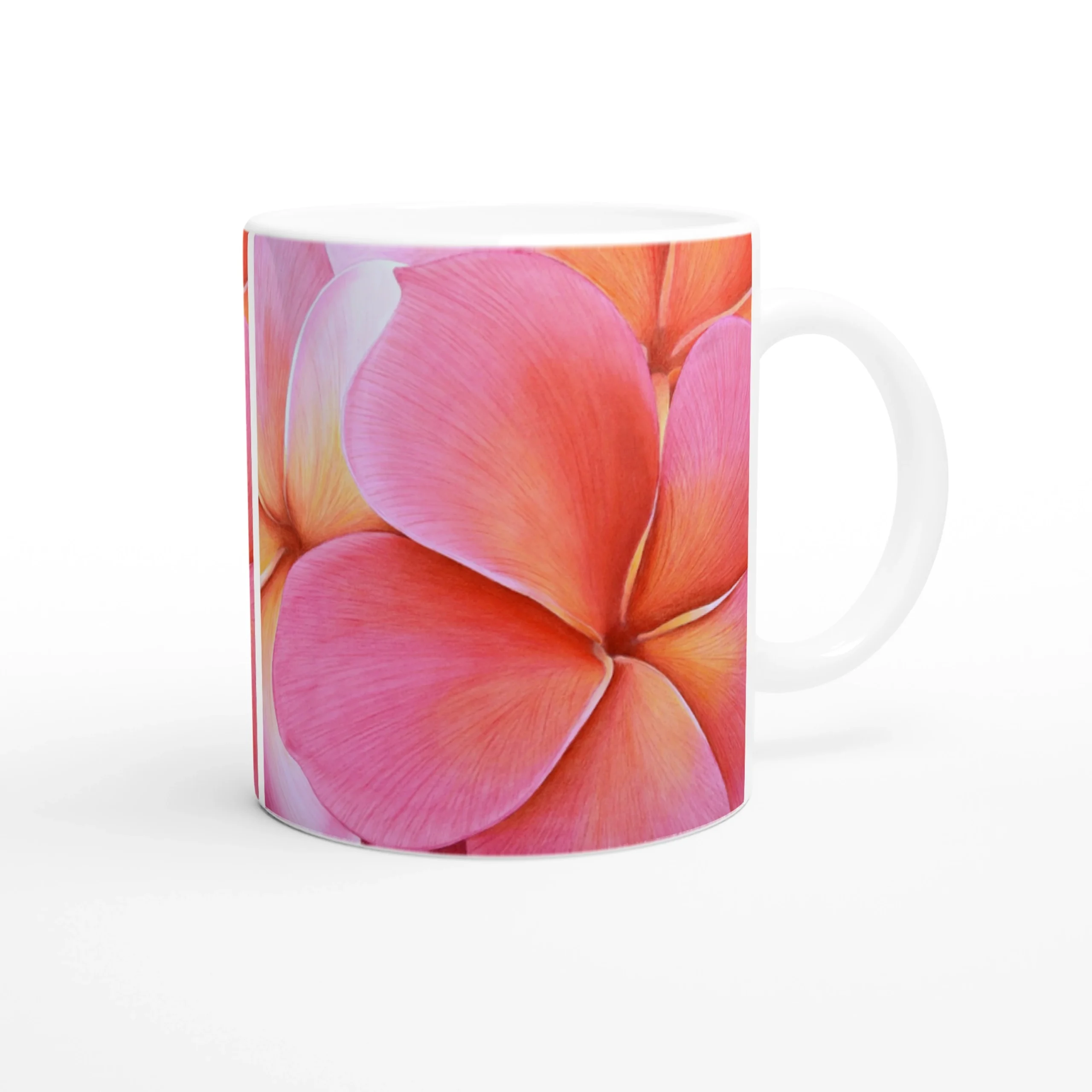 Tasse en céramique ornée de fleurs de plumeria roses, vue latérale, pour un moment de détente sous le signe de l'exotisme.