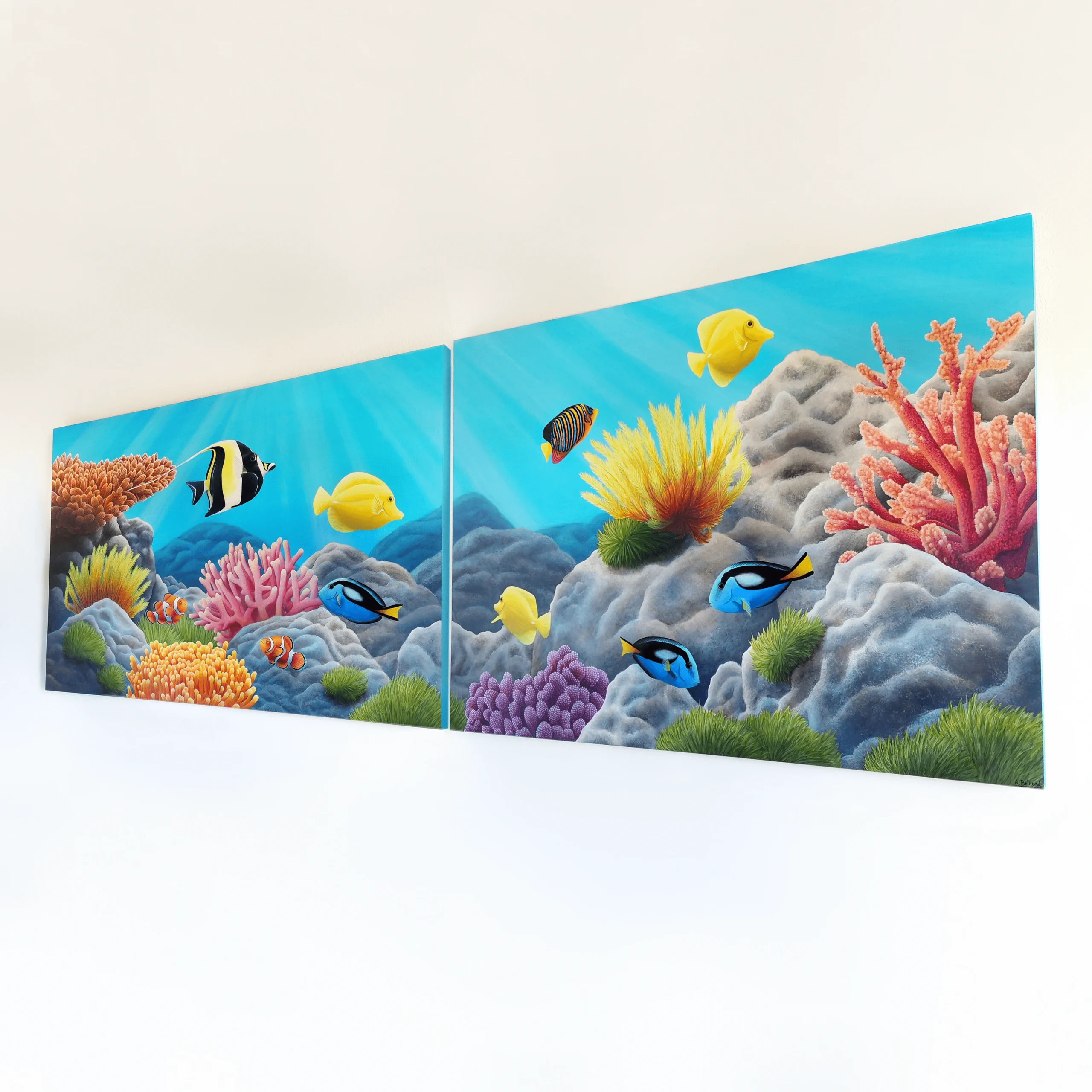 Grand tableau de poissons tropicaux dans les récifs colorés d'un océan de lumière de taille 50x140 cm accroché sur un mur blanc.