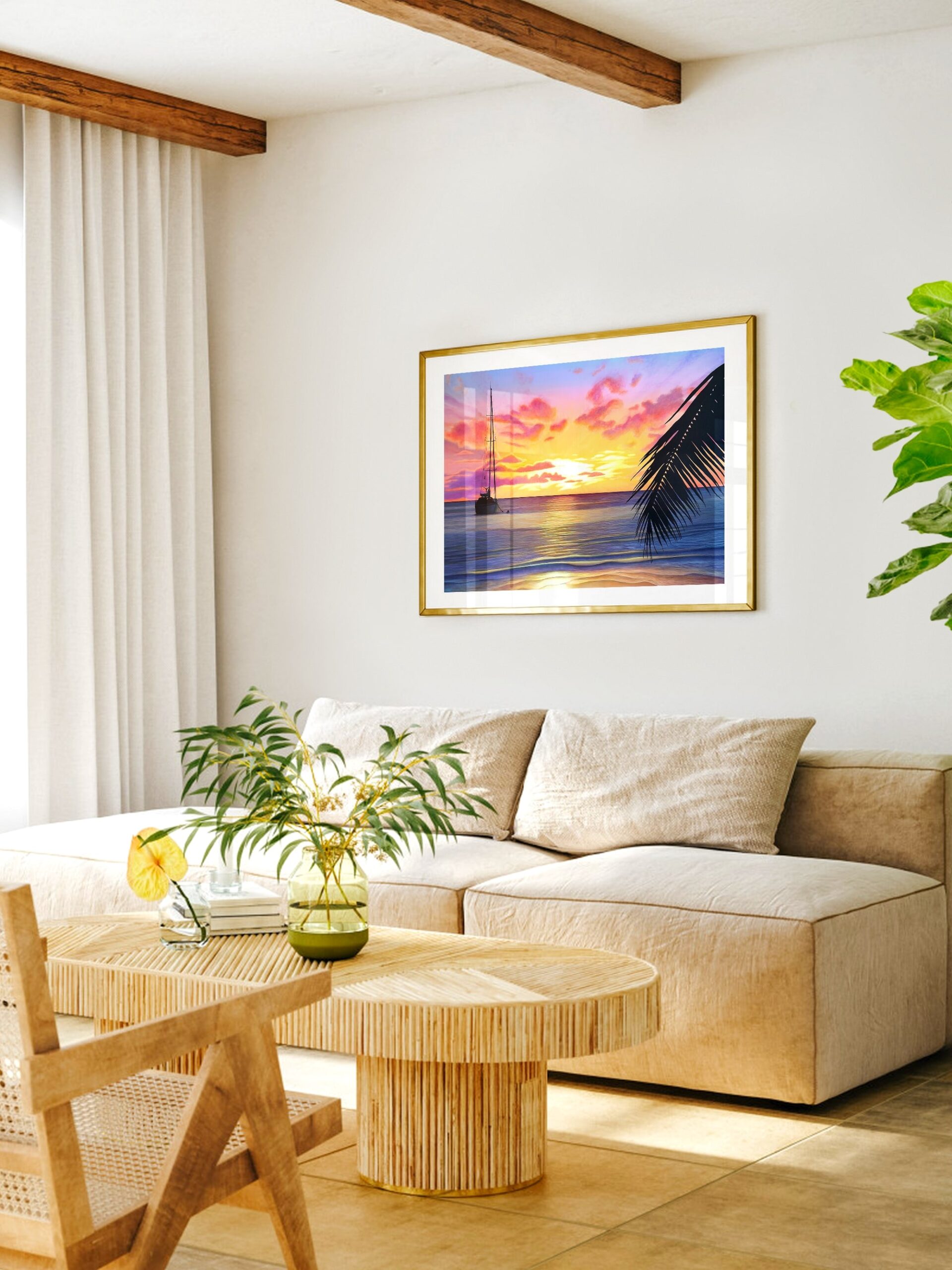 Affiche d'art d'une peinture d'un coucher de soleil sur la mer à tahiti avec un bateau accrochée dans un salon pour une décoration bord de mer tropicale exotique