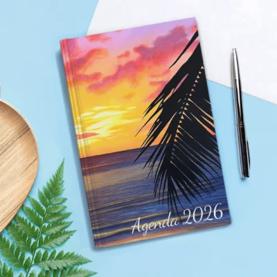 Agenda 2026 Tropical relié posé sur une table avec stylo