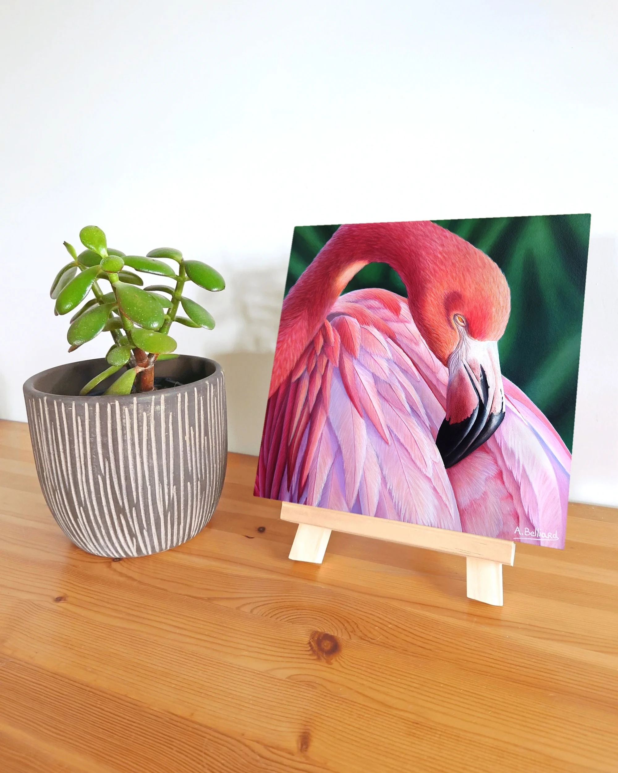 Petite peinture d'un oiseau flamant rose dans la jungle tropicale par Aline Belliard