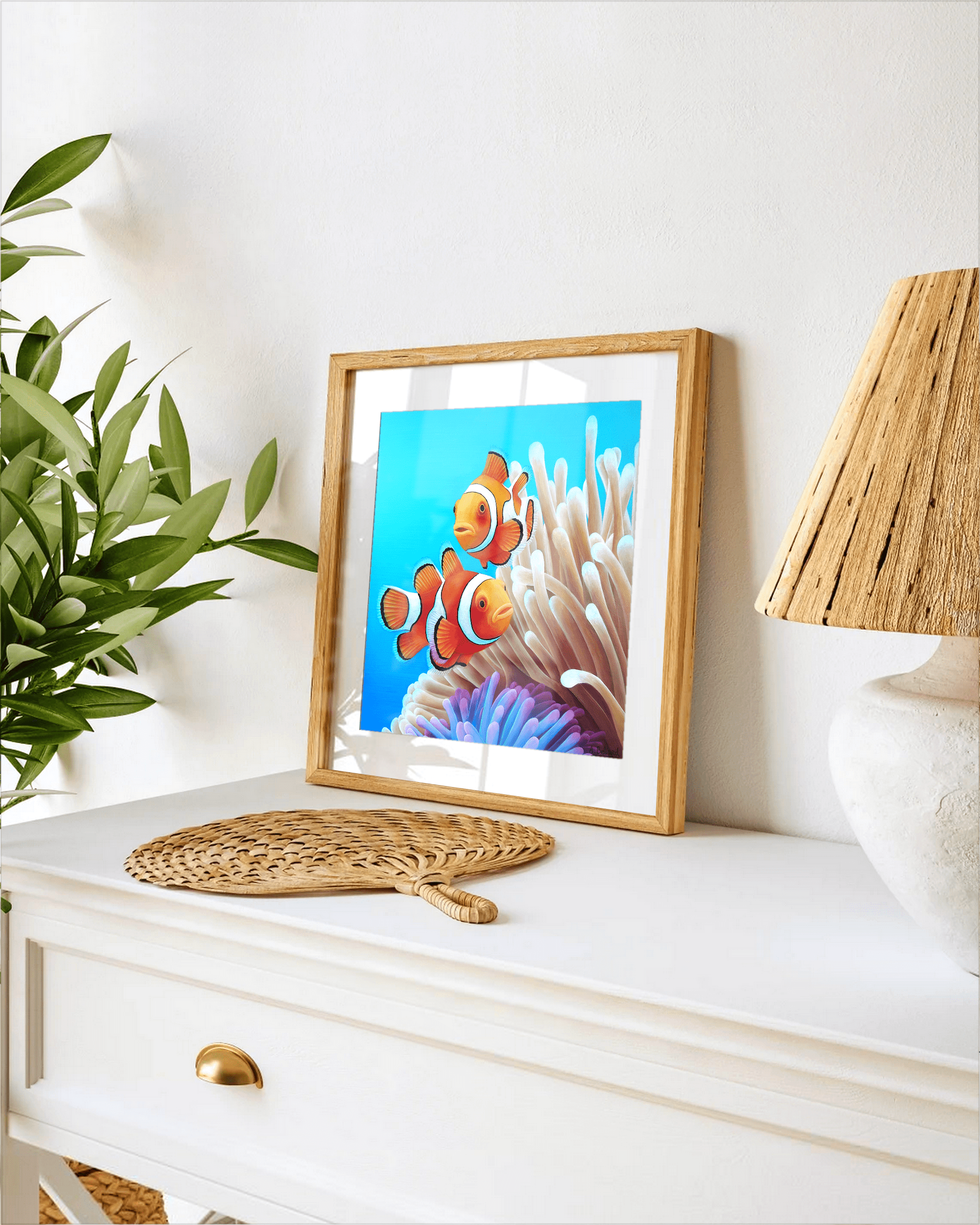 Affiche d'art d'une peinture de poissons clown dans les anémones de mer de l'océan posée sur un meuble pour un style tropical exotique