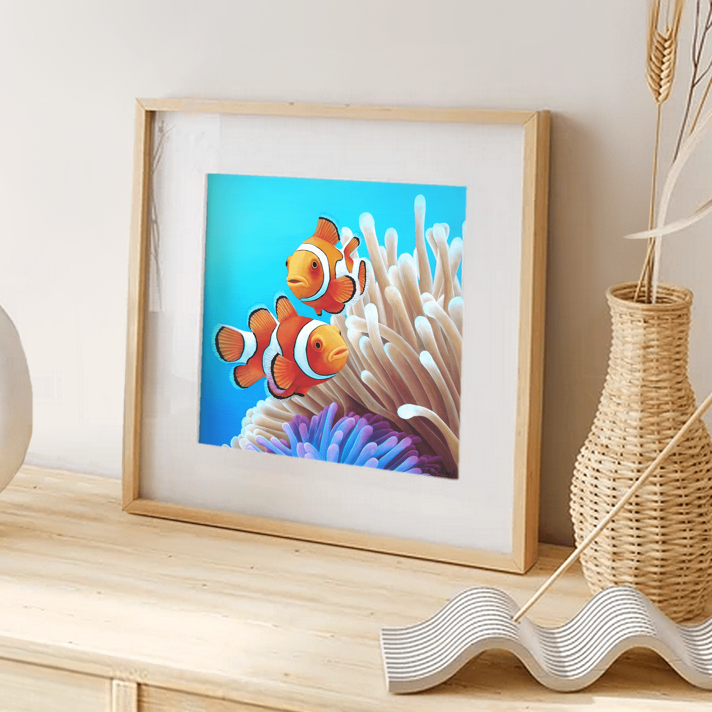 Impression d'art d'une peinture de poissons clown dans les anémones de mer de l'océan posée sur un meuble pour une décoration bord de mer tropical exotique