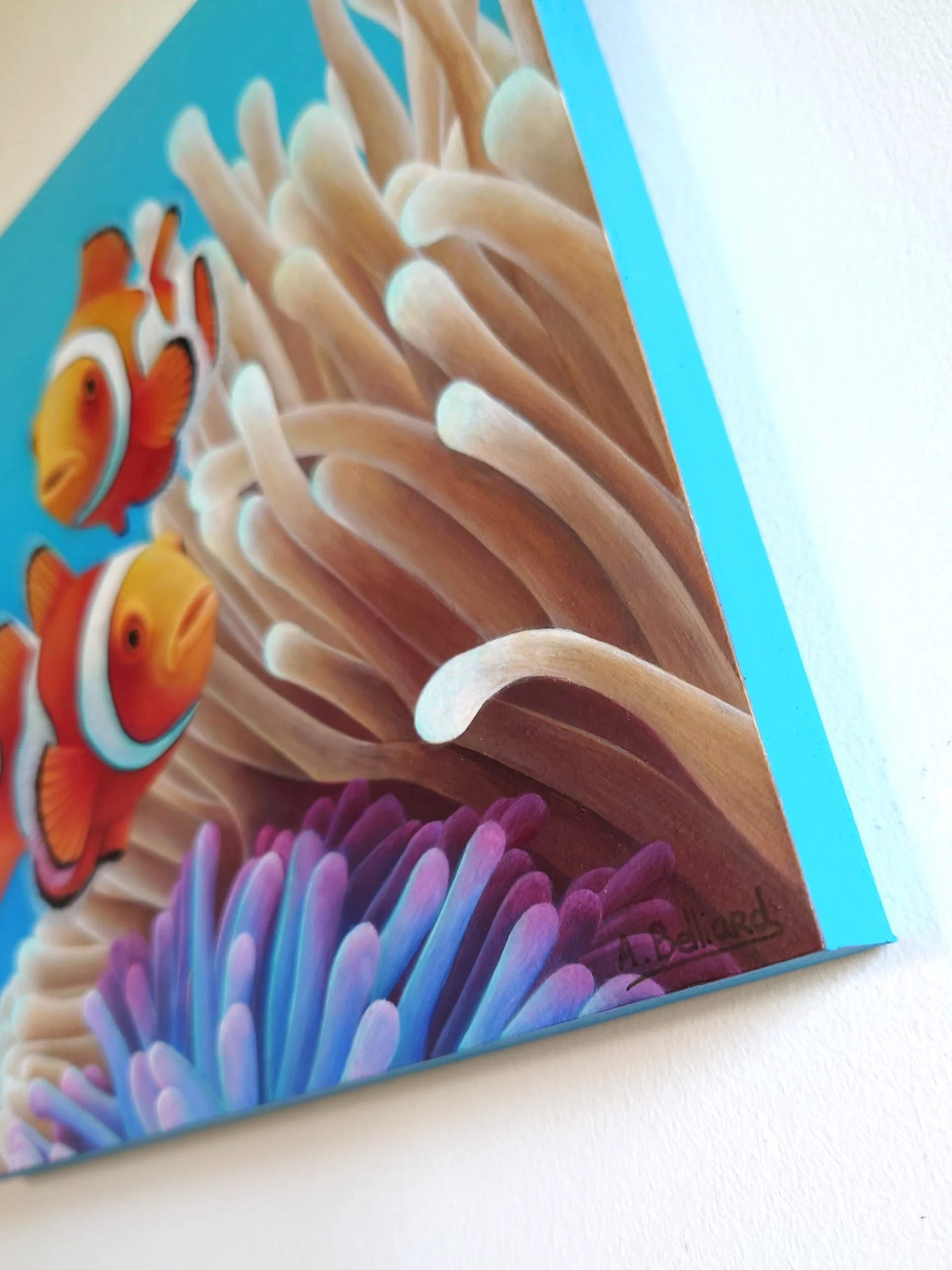 Peinture acrylique de deux poissons-clowns dans des anémones de mer dans l'océan de taille 20x20 cm accroché sur un mur.