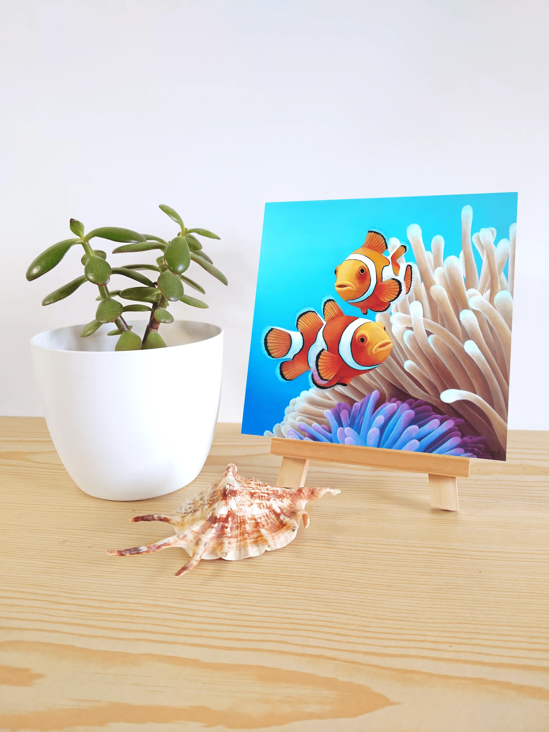 Décoration bord de mer avec un Petit tableau de deux poissons-clowns dans des anémones de mer dans l'océan.