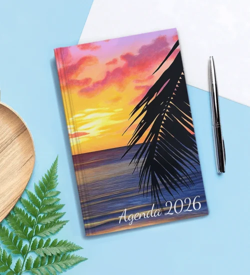 Agenda 2026 Tropical relié posé sur une table avec stylo