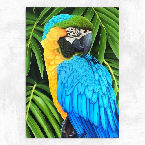 Grand tableau d'un oiseau tropical, perroquet ara ararauna, dans les feuillages de la forêt tropicale réalisé par l'artiste peintre pastelliste Aline Belliard en peinture acrylique sur bois.