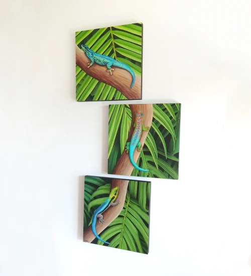 Peinture acrylique de trois lézards geckos dans la jungle de la forêt tropicale de taille 30x90 cm accroché sur un mur.