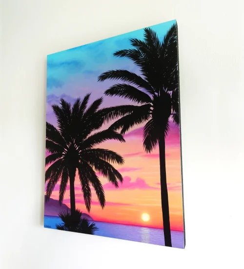 Décoration style tropicale et exotique avec un Tableau d'un coucher de soleil sur la mer, avec des palmiers devant.