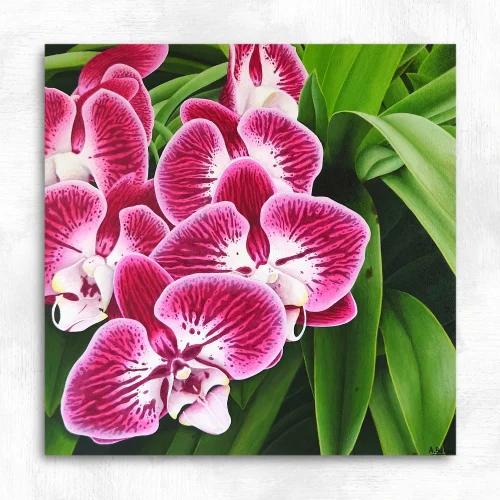 Petit tableau de fleurs tropicales d'orchidée roses avec son feuillage vert réalisé par l'artiste peintre pastelliste Aline Belliard en peinture acrylique sur bois.