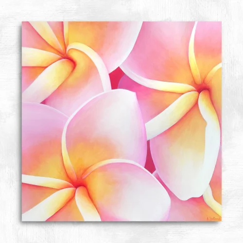 Petit tableau de fleurs exotiques de frangipaniers ou plumeria roses, jaunes et blanches réalisé par l'artiste peintre pastelliste Aline Belliard en peinture acrylique sur bois.