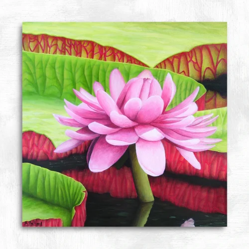 Petit tableau d'une fleur de nénuphar rose et ses grandes feuilles réalisé par l'artiste peintre pastelliste Aline Belliard en peinture acrylique sur bois.