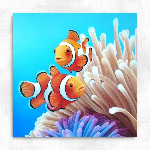 Petit tableau de deux poissons-clowns dans des anémones de mer dans l'océan réalisé par l'artiste peintre pastelliste Aline Belliard en peinture acrylique sur bois.